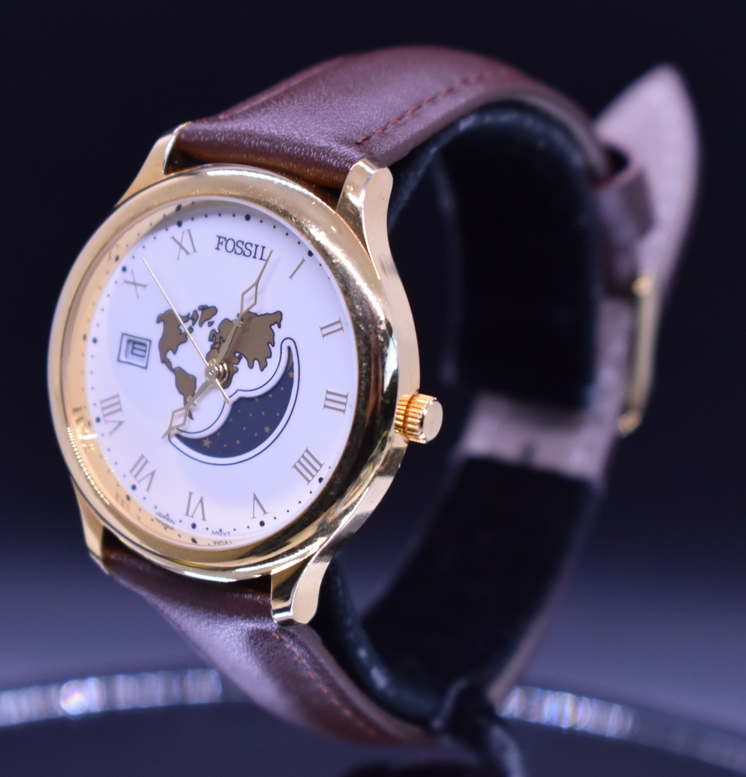 Vtg FOSSIL MOON PHASE World Map Watch 1990’s Roman Numerals Date Dial Gold Tone