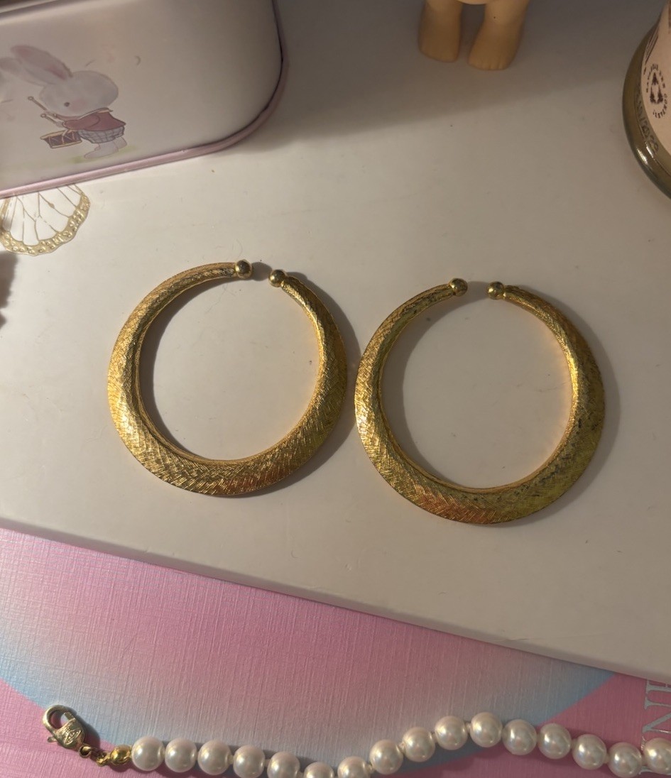 Vintage Gold Tone Textured Round Hoop Earrings Hinged Closure