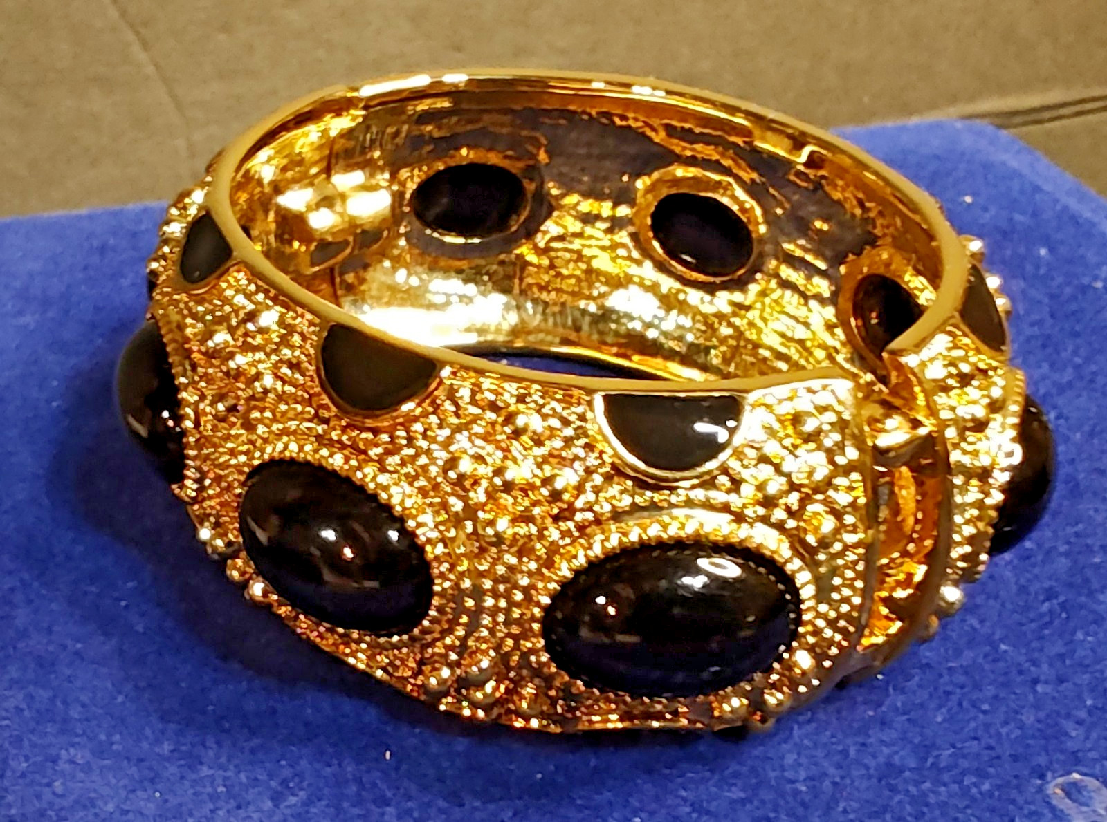 MELANIA TRUMP HIGH POLISHED GOLD TONE plated WRIST BANGLE BRACELET