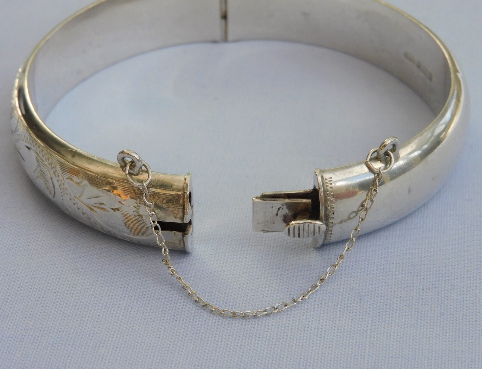CPS BIRMINGHAM 1966 HALF ENGRAVED SOLID STERLING SILVER HINGED FLORAL BANGLE