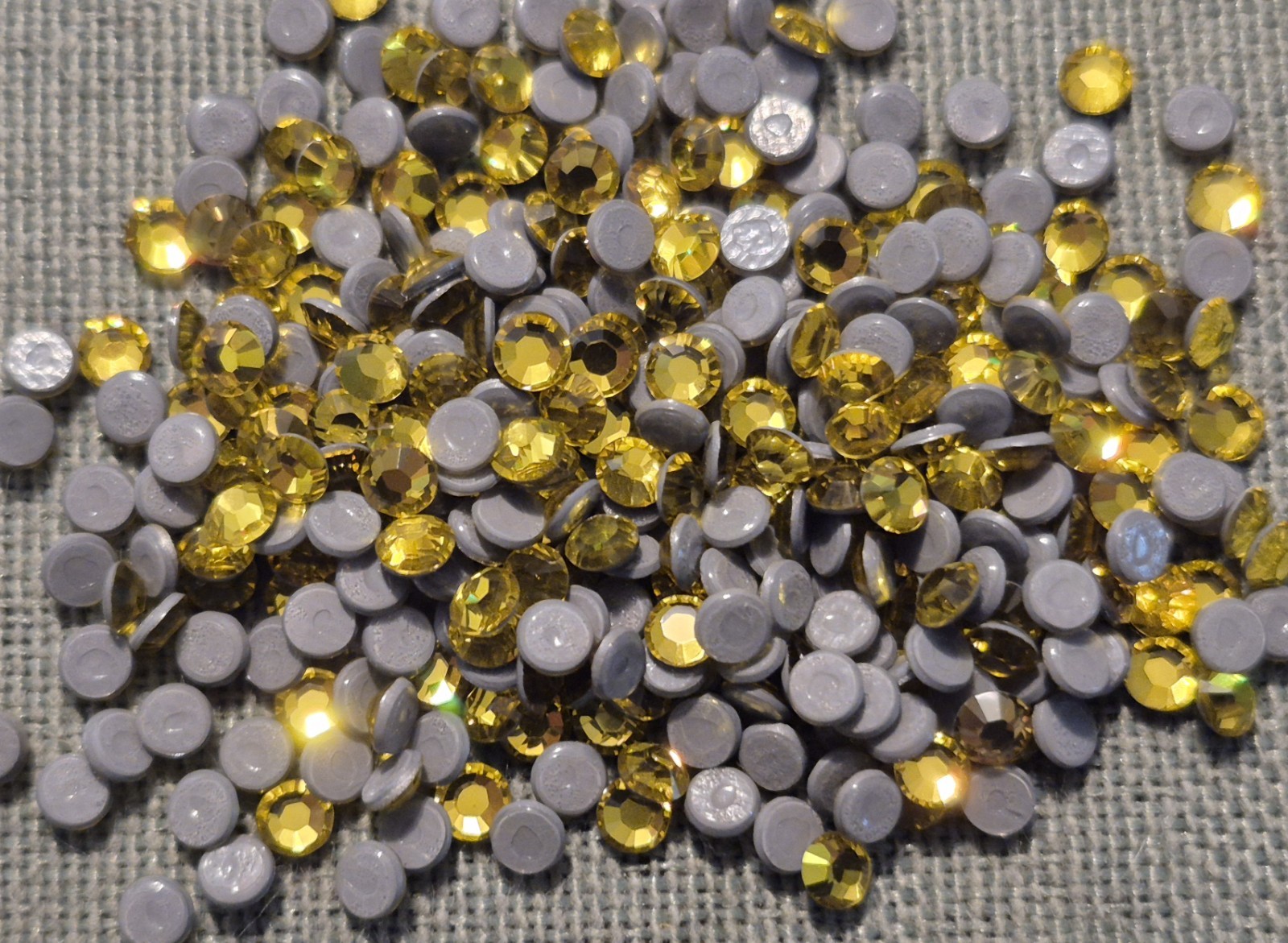 360 pcs. Swarovski CITRINE Flatback Hotfix crystals 10ss 3mm 2028
