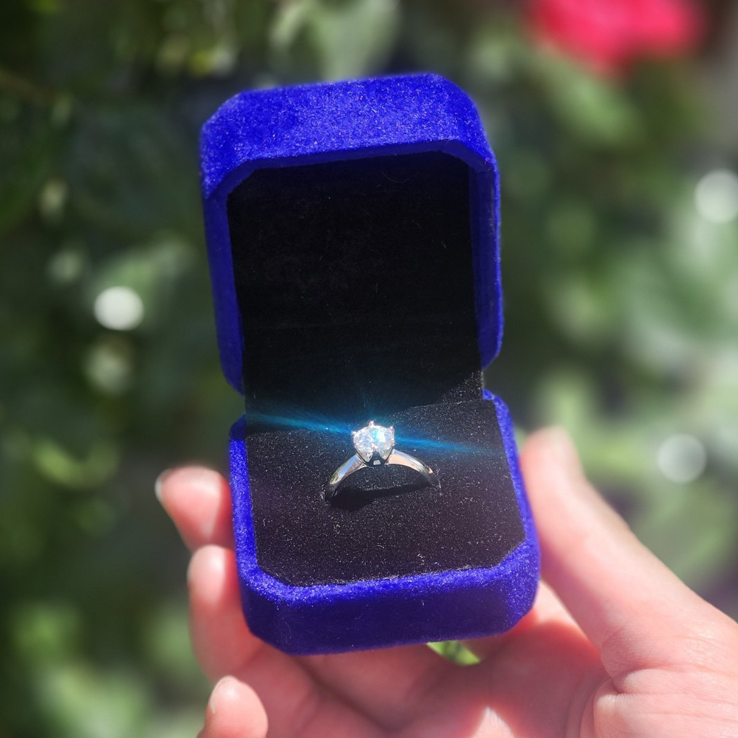 VVS1 Moissanite Engagement Ring
