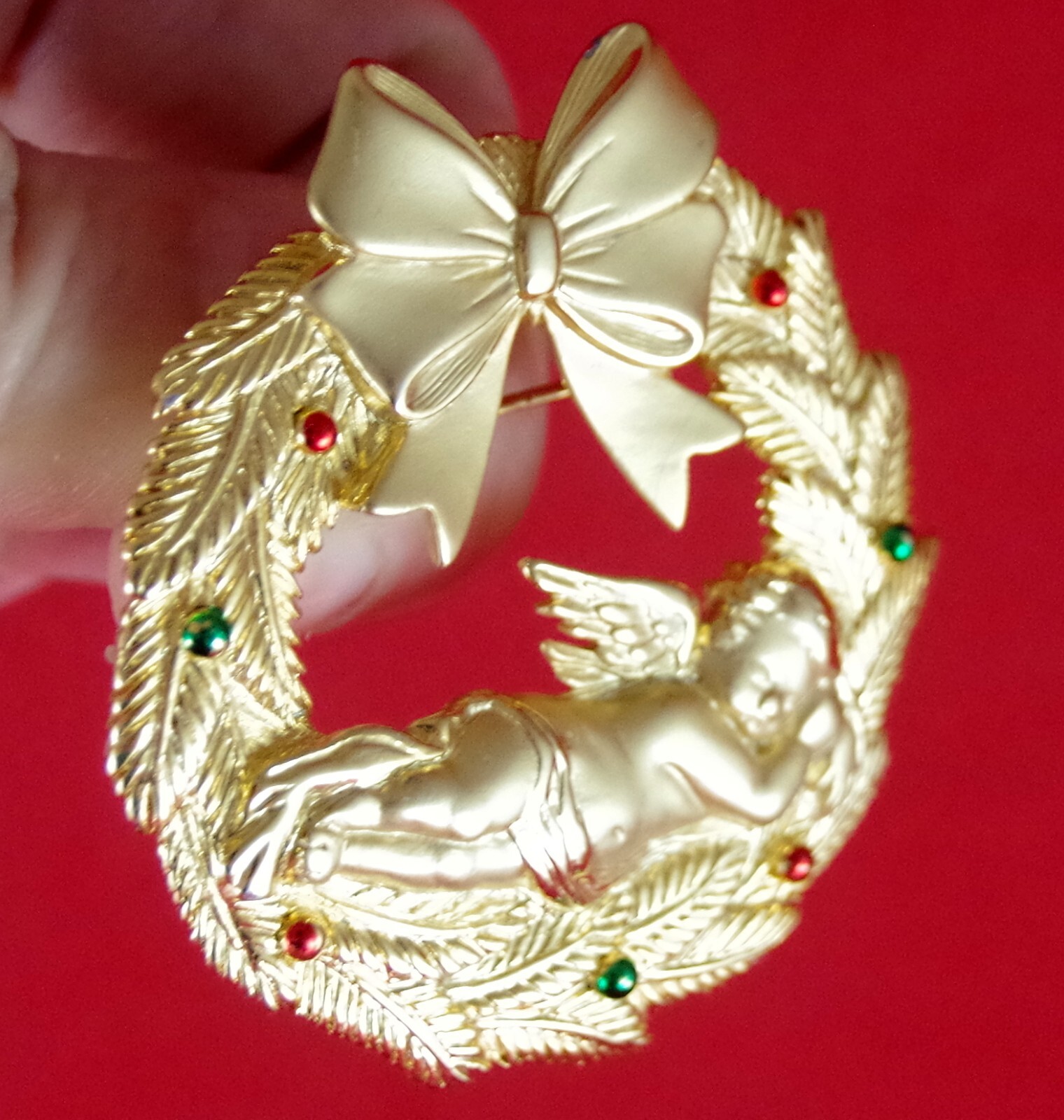 Pretty! EVC VTG c1980’s JJ BIG CHRISTMAS WREATH SLEEPING CHERUB ANGEL BROOCH PIN