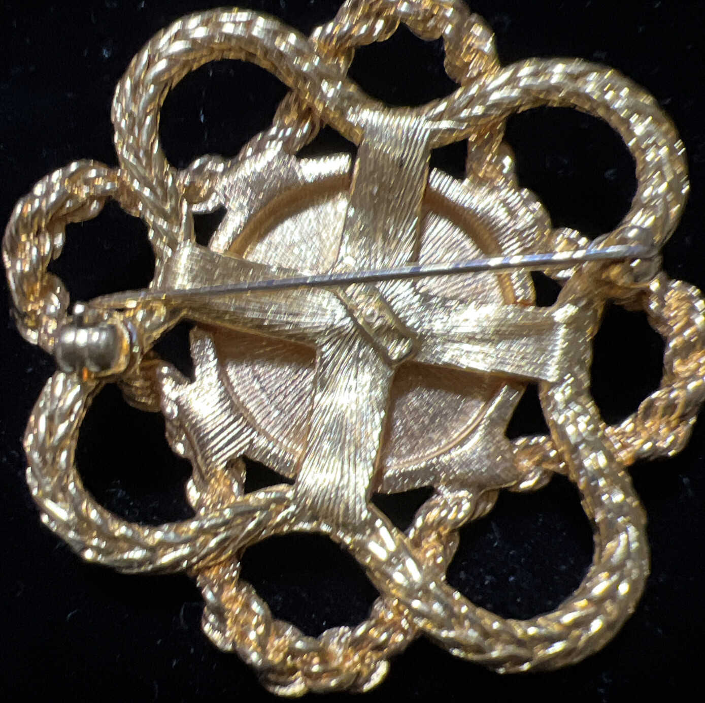 Vintage Monet Round brooch, gold toned, post 1955 Excellent Condition