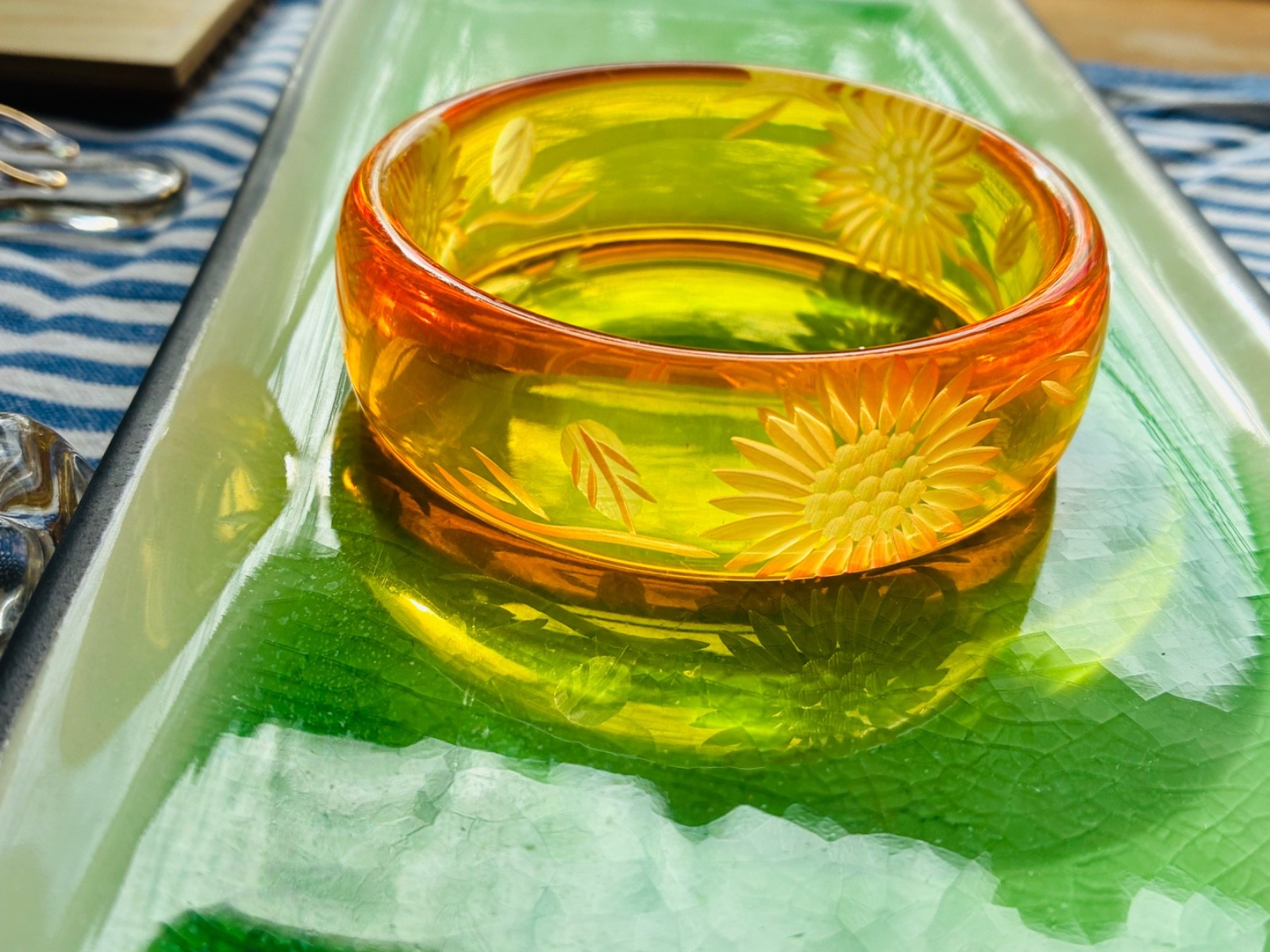 GORGEOUS Vintage Plastic Resin BANGLE BRACELET Carved Orange Beauty 2 3/4″ Inner