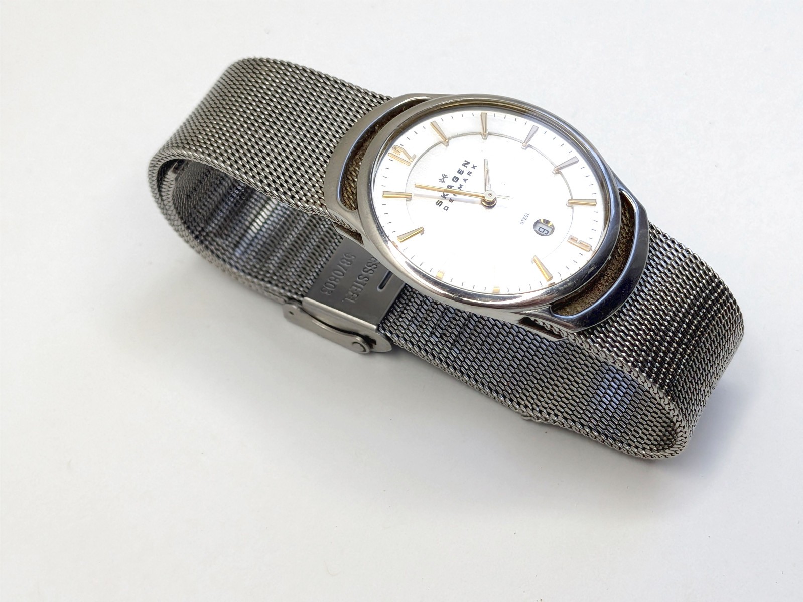 EUC Skagen Denmark 597SGC Milanese Mesh Bracelet Unisex Ultra Slim UNisex Watch