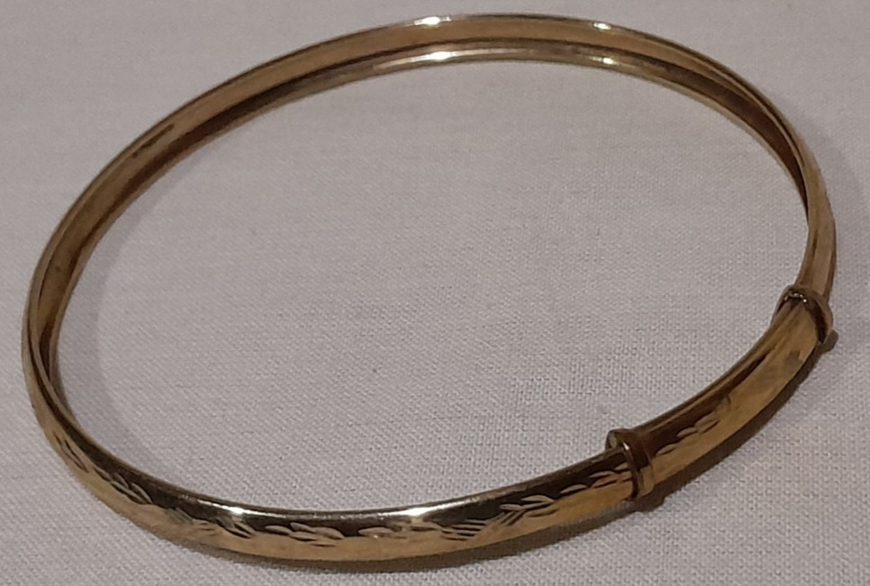 LARGE 9ct Gold ‘ADULT’S EXPANDABLE DIAMOND-CUT’ 8 inch Round BANGLE. 4.90 grams