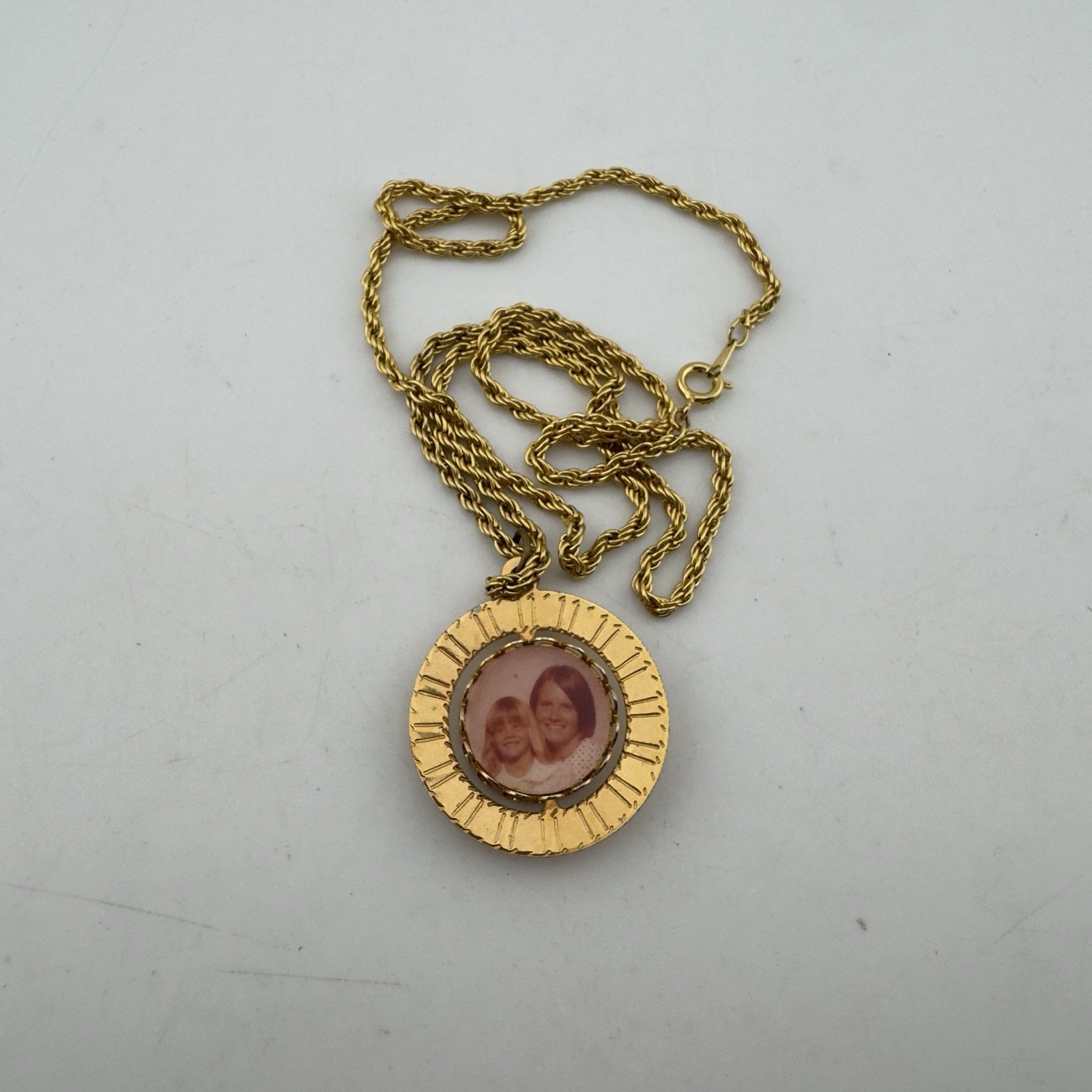 Vintage 70’s Photo Locket Holder Double Sided Spinner Pendant Necklace Gold 24″