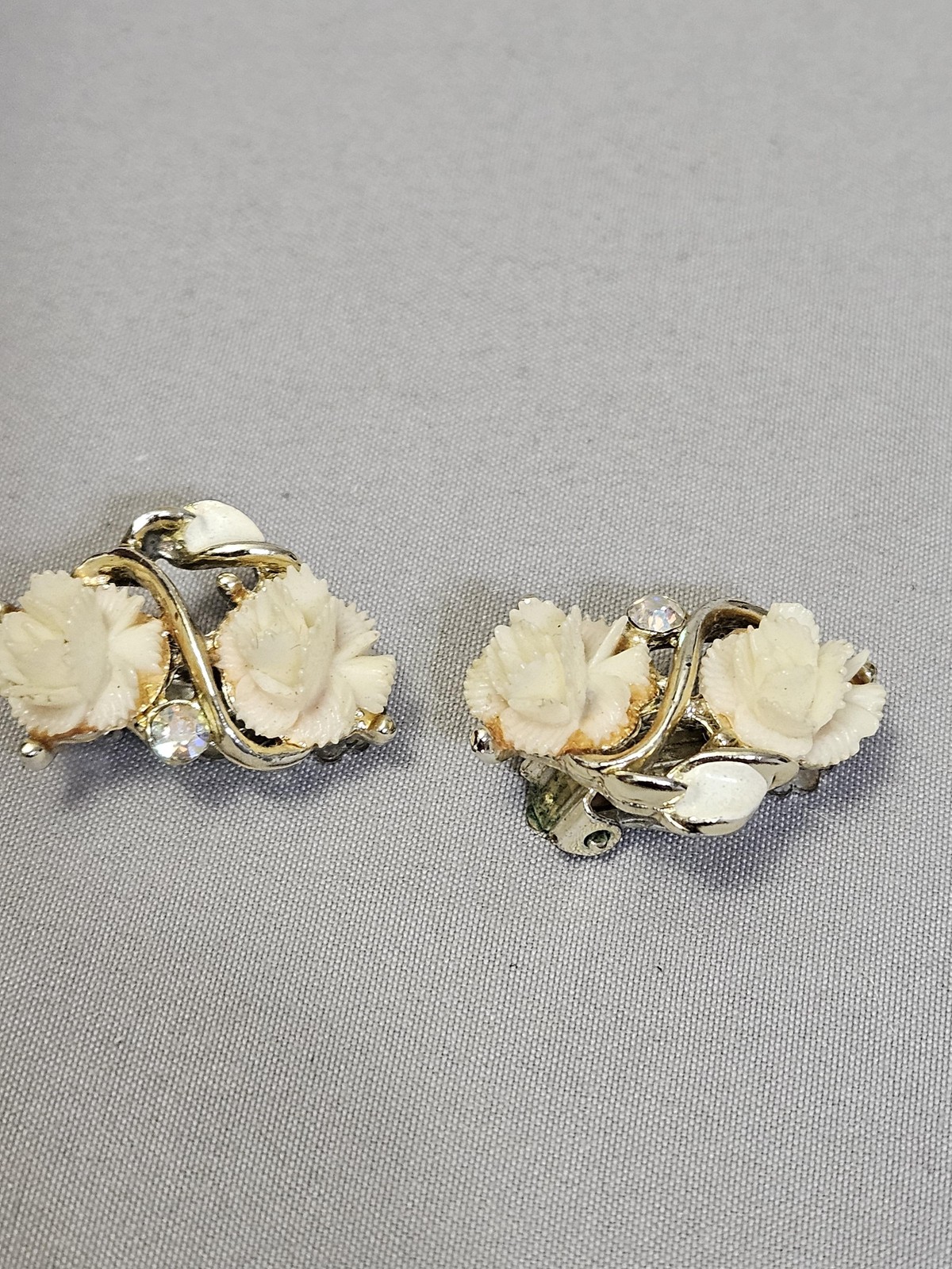 White Flower Clip-On Earrings Womens Resin Rose Rhinestone Gold Tone Vintage