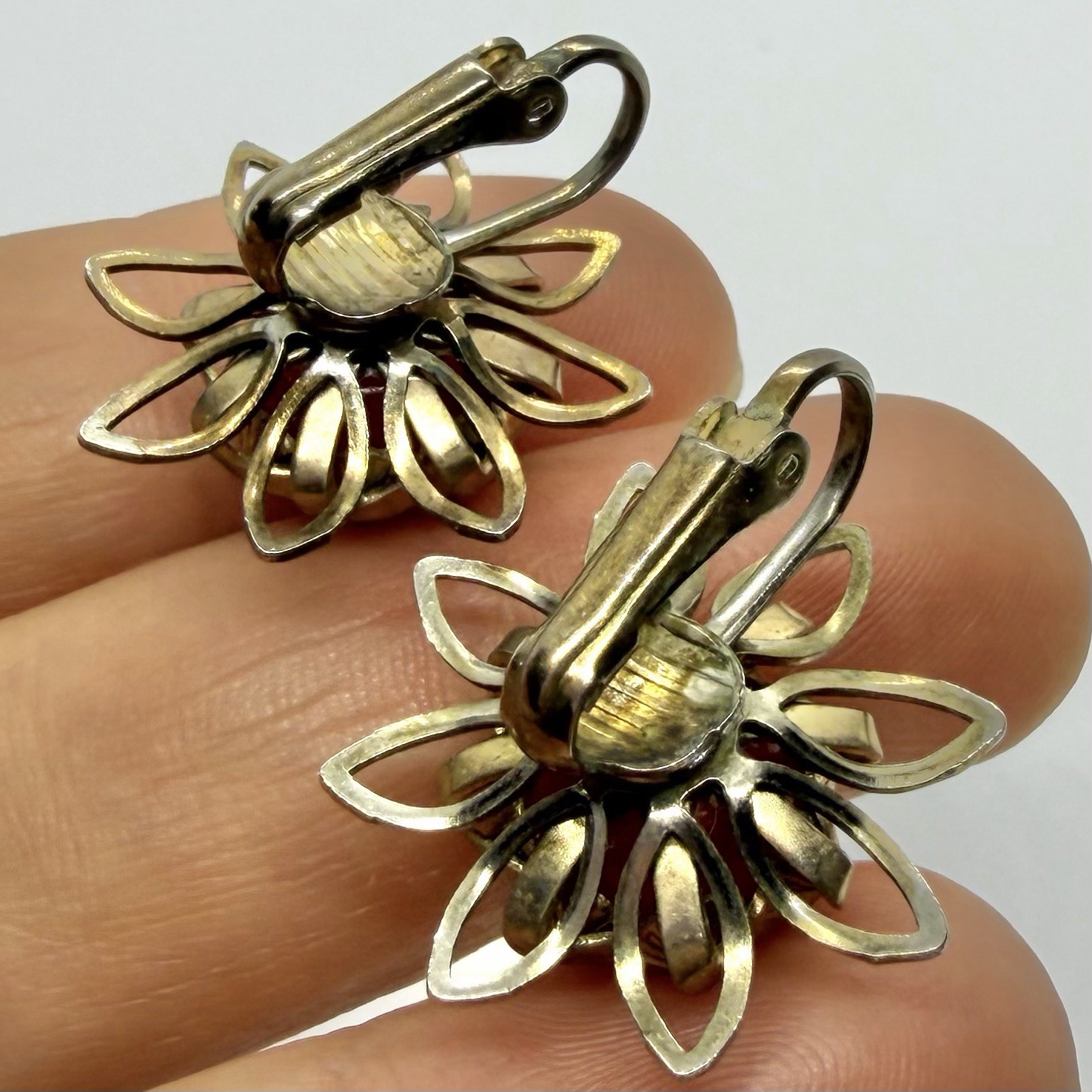Vtg Midcentury Red Burgundy Moonglow Lucite Antiqued Gold Flower Earrings Clip