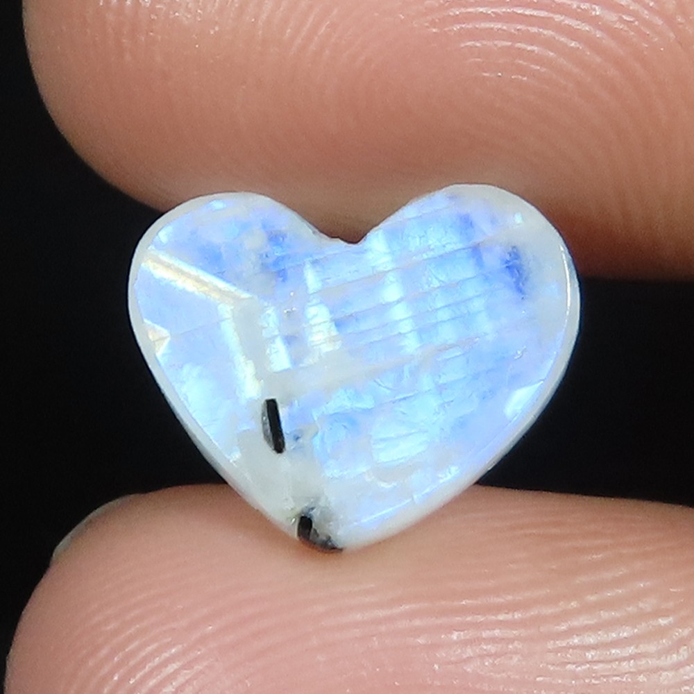 natural Rainbow Moonstone heart Translucent gemstone 6.70 Carat. (13x11x05 mm)