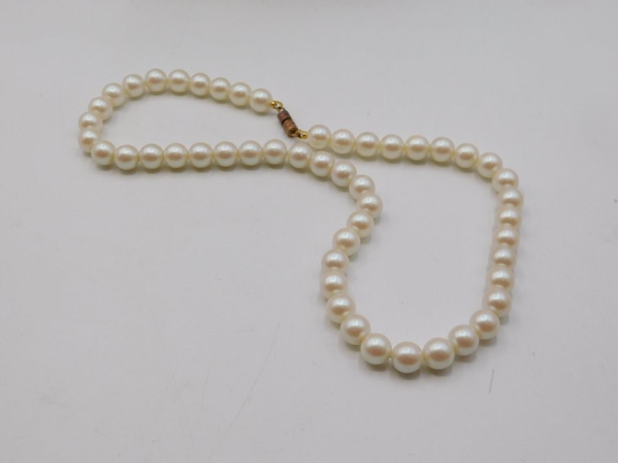 J890-VINTAGE NECKLACE~FAUX PEARLS~WHITE~CLASSIC LOOK~16″