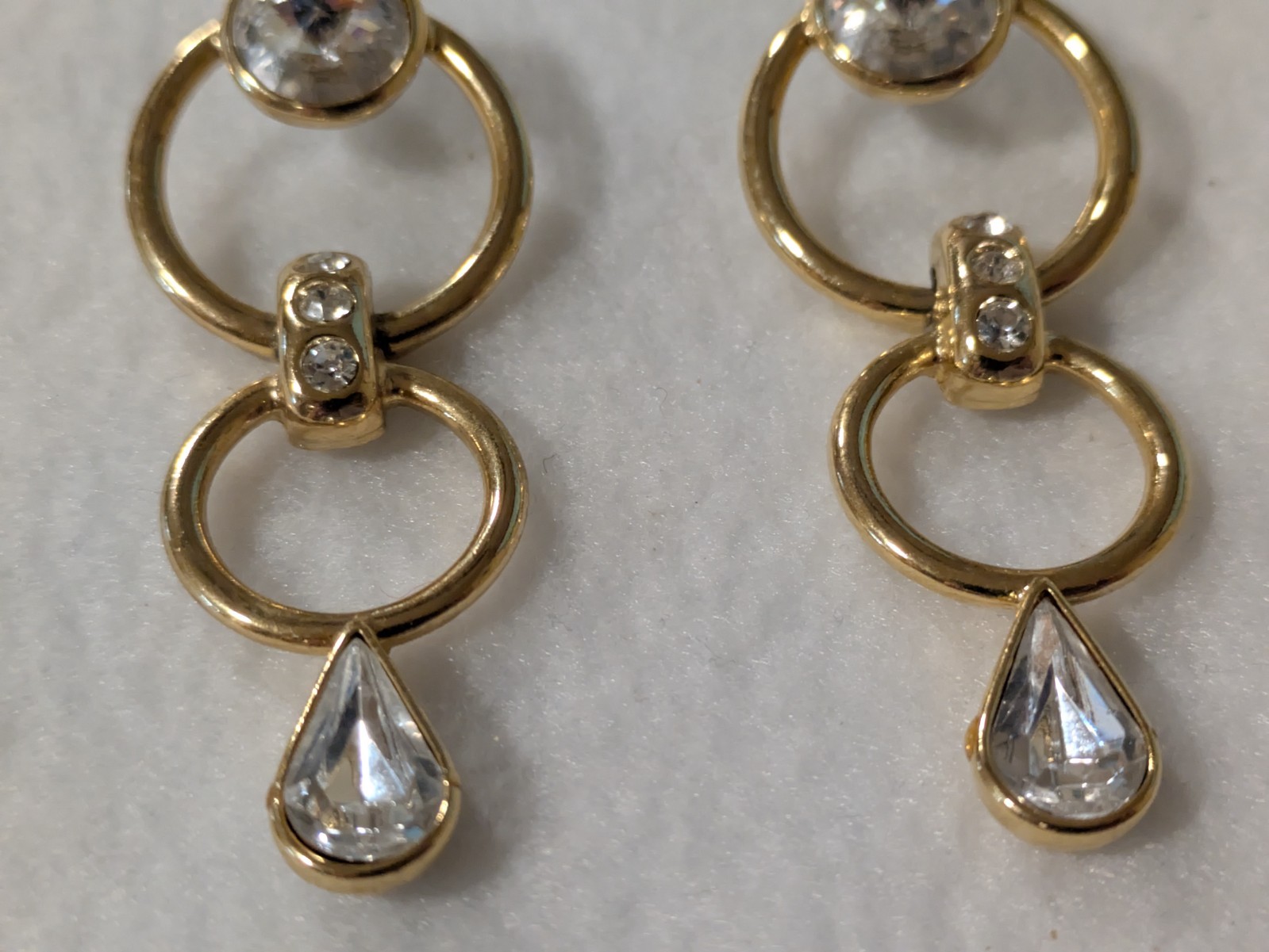 VINTAGE BIJOUX DESIGNS NEW YORK GOLD TONE TEARDROP PIERCED DROP EARRING STUNNING
