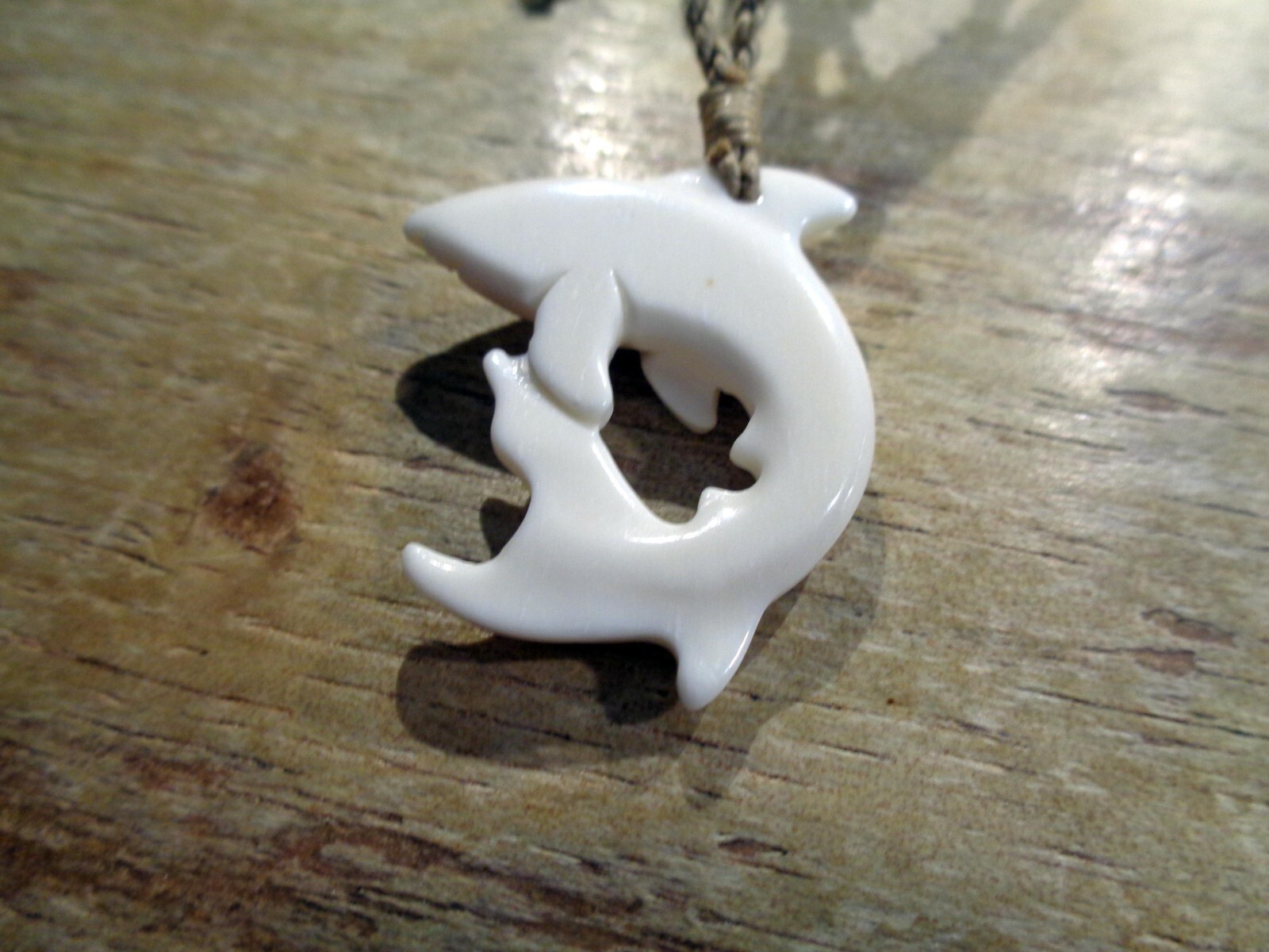 31MM CARVED WATER BUFFALO BONE HAWAIIAN MANO NIUHI SHARK PENDANT NECKLACE 28″
