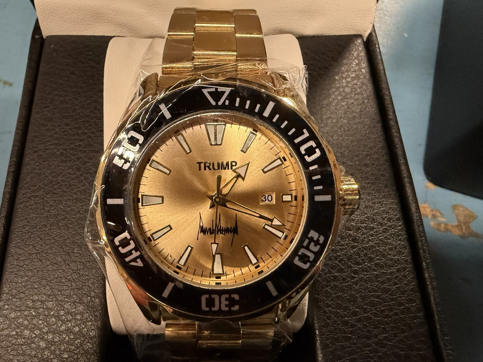 Donald Trump Signature Watch – Gold-Black Dial, Gold Tone, Date Window.