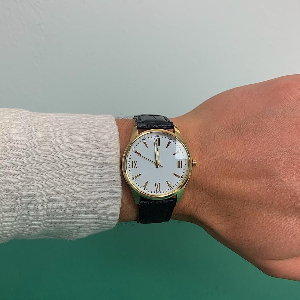 Minimalistic Black essential vintage 90s style gold and leather style band watch