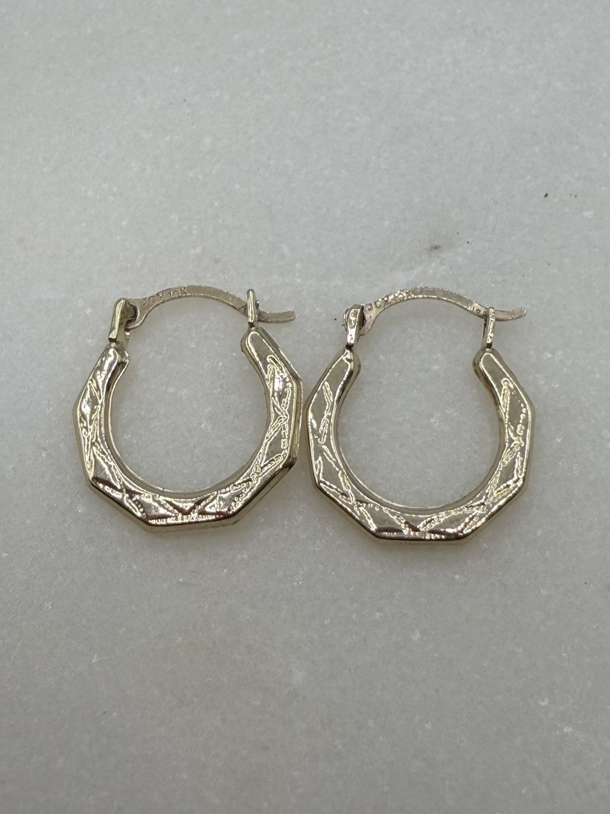 10k Yellow Gold Hoop Earring 0.27g