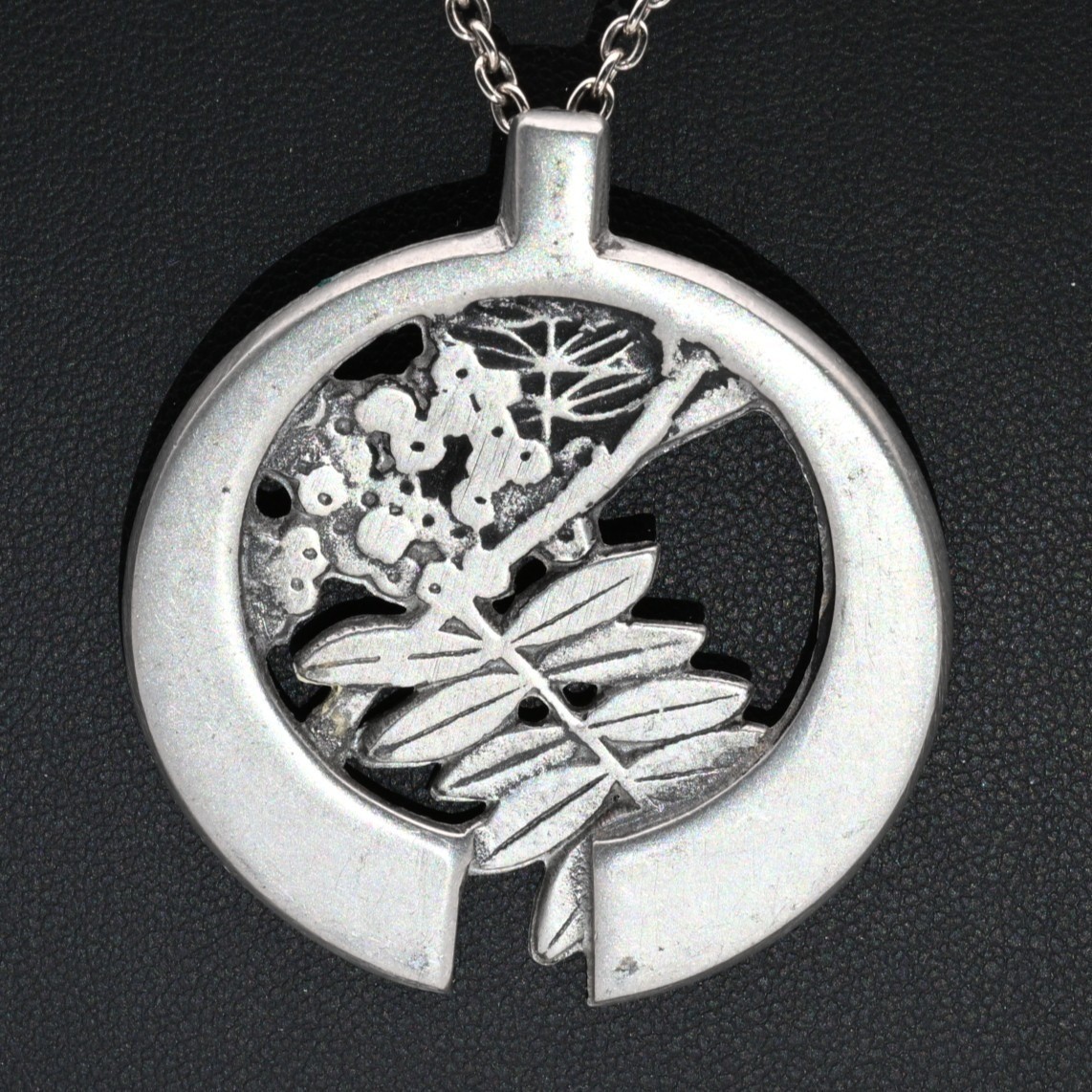 Vintage Gunmetal Botanical Leaf Circular Open Work Pendant Necklace Dark Silver