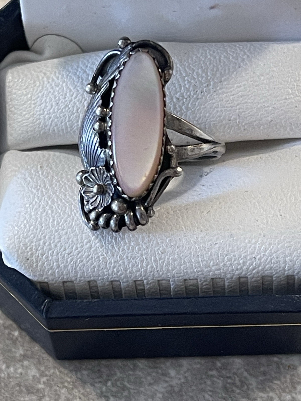 RC STERLING SILVER MOTHER OF PEARL RING SIZE 7 NATIVE AMERICAN 4.90 GRAMS