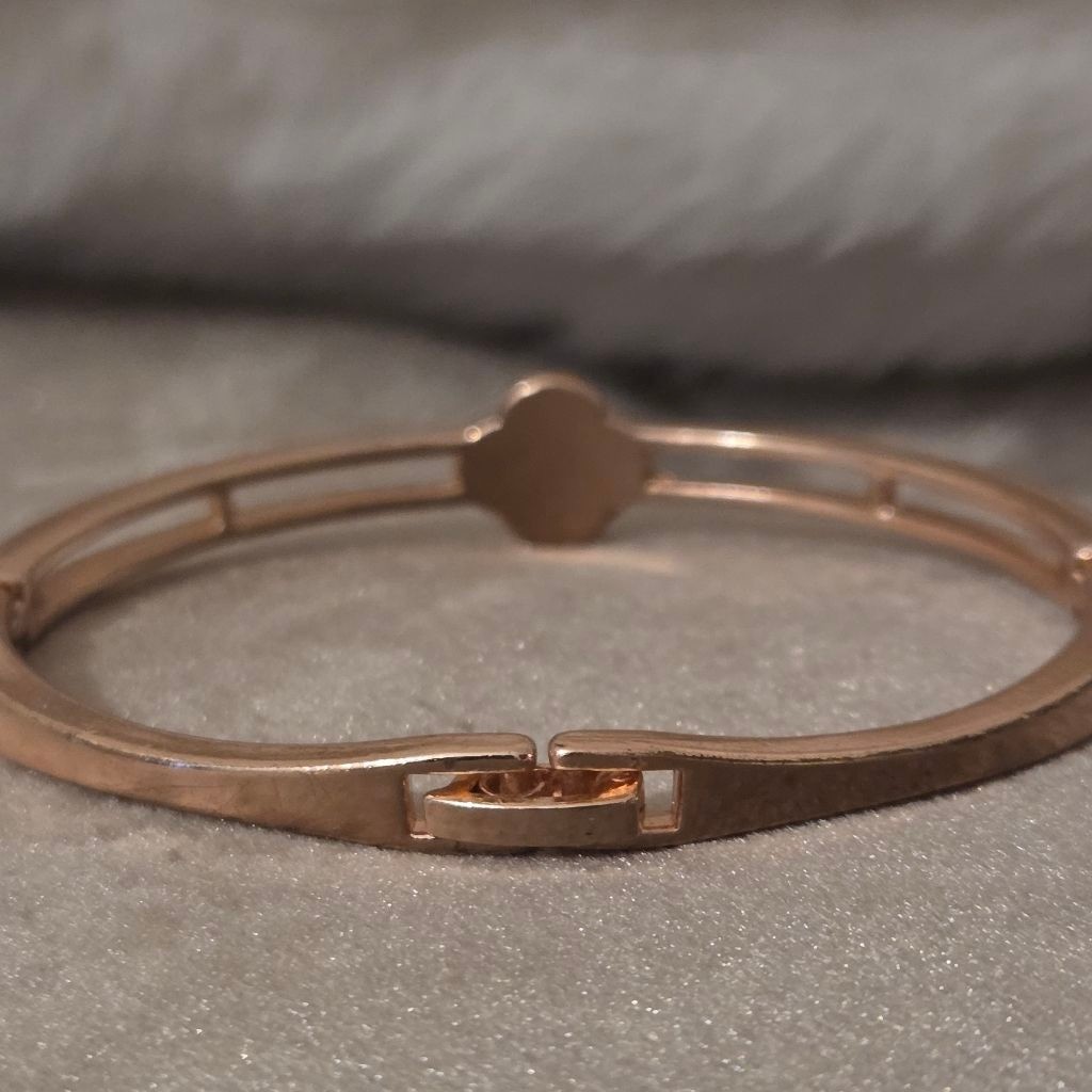 Women’s Unbranded Rose Gold and Black Clover Bangle Bracelet, One Size