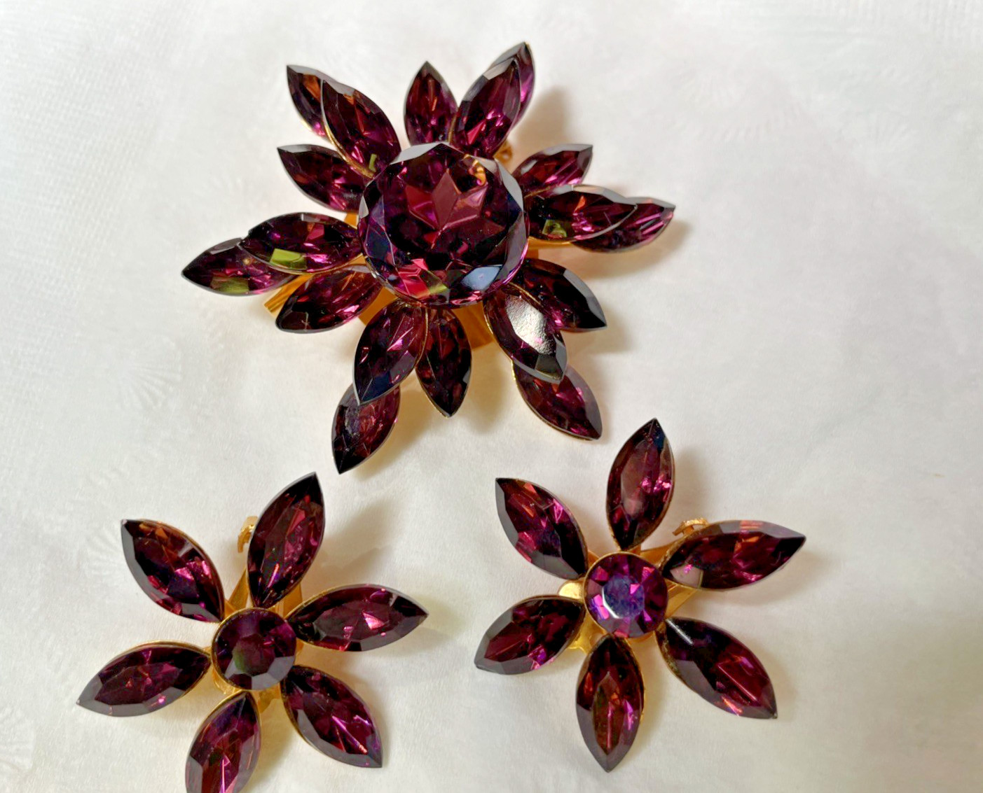 VTG Purple Ruby Red Rhinestone Brooch & Clip-On Earrings Set Mid Century Glam