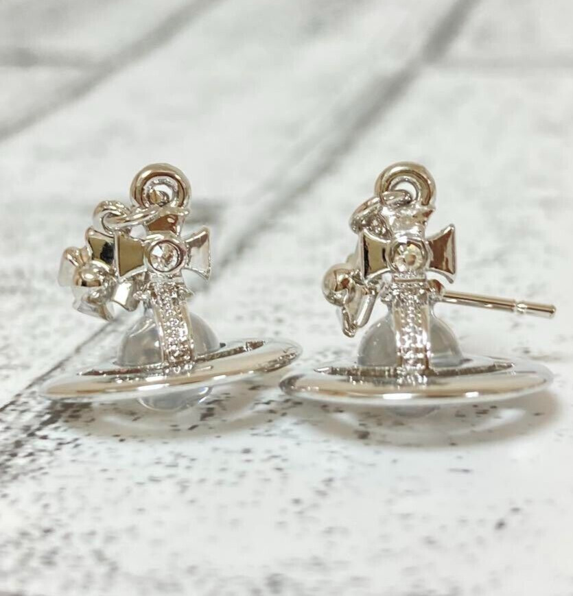 Petite Orb Earrings Silver 2.5cmx1.4cm with drawstring