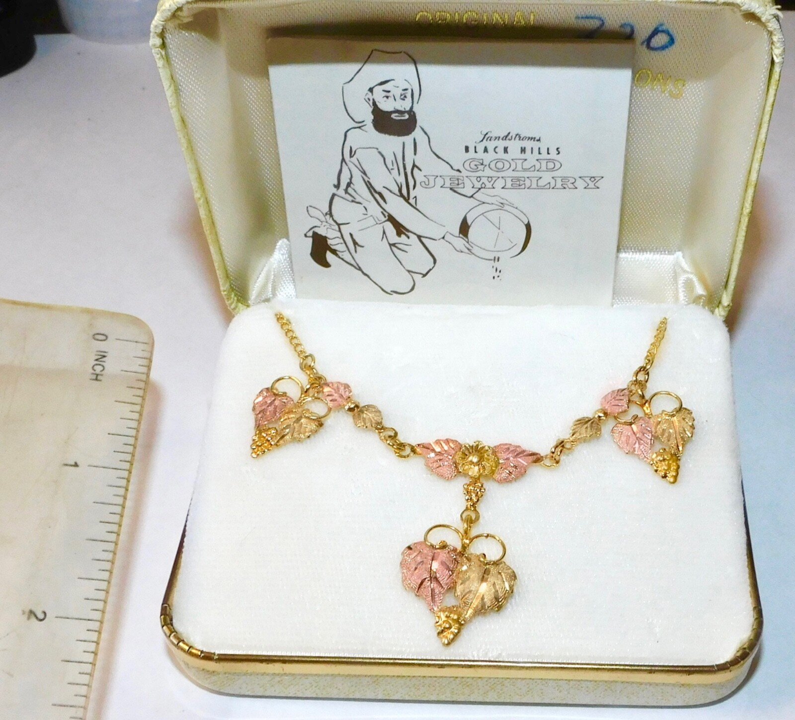 Black Hills Gold Classic 10k Three Section Fixed Pendant Leaves Necklace