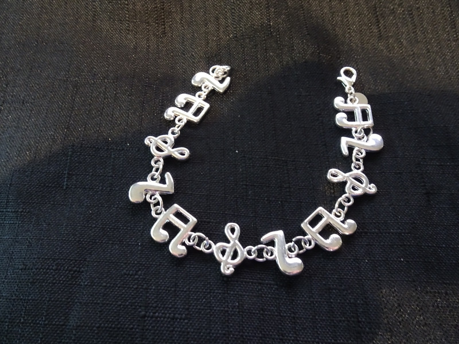 # 484–MUSICL NOTES STERLING SILVER CHARM BRACELET–925–VERY NICE