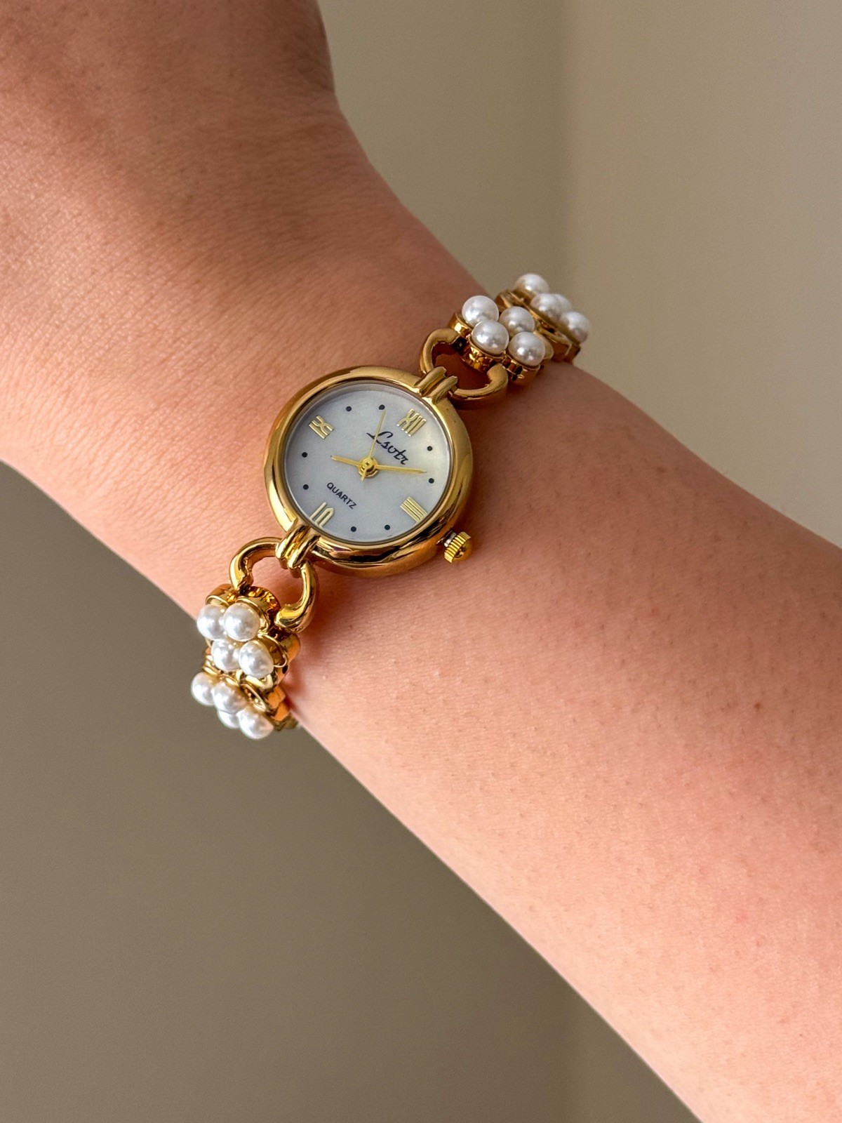 Elegant Women Pearl Watch Bracelet In Gold Tone With Minimalist Vintage Style