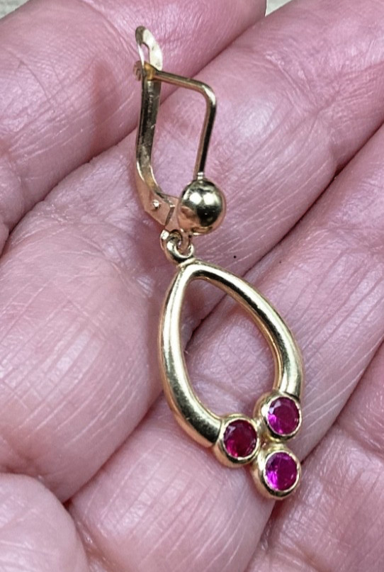 VINTAGE 18K MARKED 750 RUBY EARRINGS DROP TANGLE 1.5 INCHES LONG 3.2 GRAMS