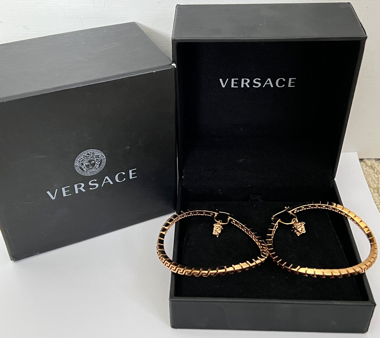 NIB Versace Medusa Logo Charm Greca Greek Key Gold Large Curved Hoop Earrings