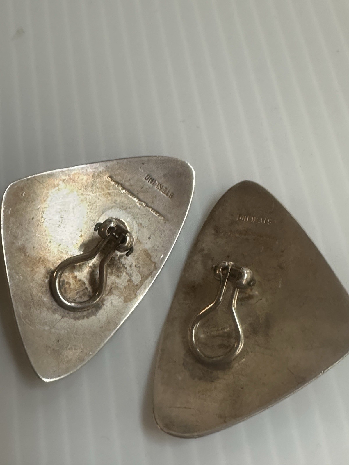SUSAN CUMMINGS RARE MODERNIST STERLING SILVER AMBER CLIPON TRIANGULAR EARRINGS