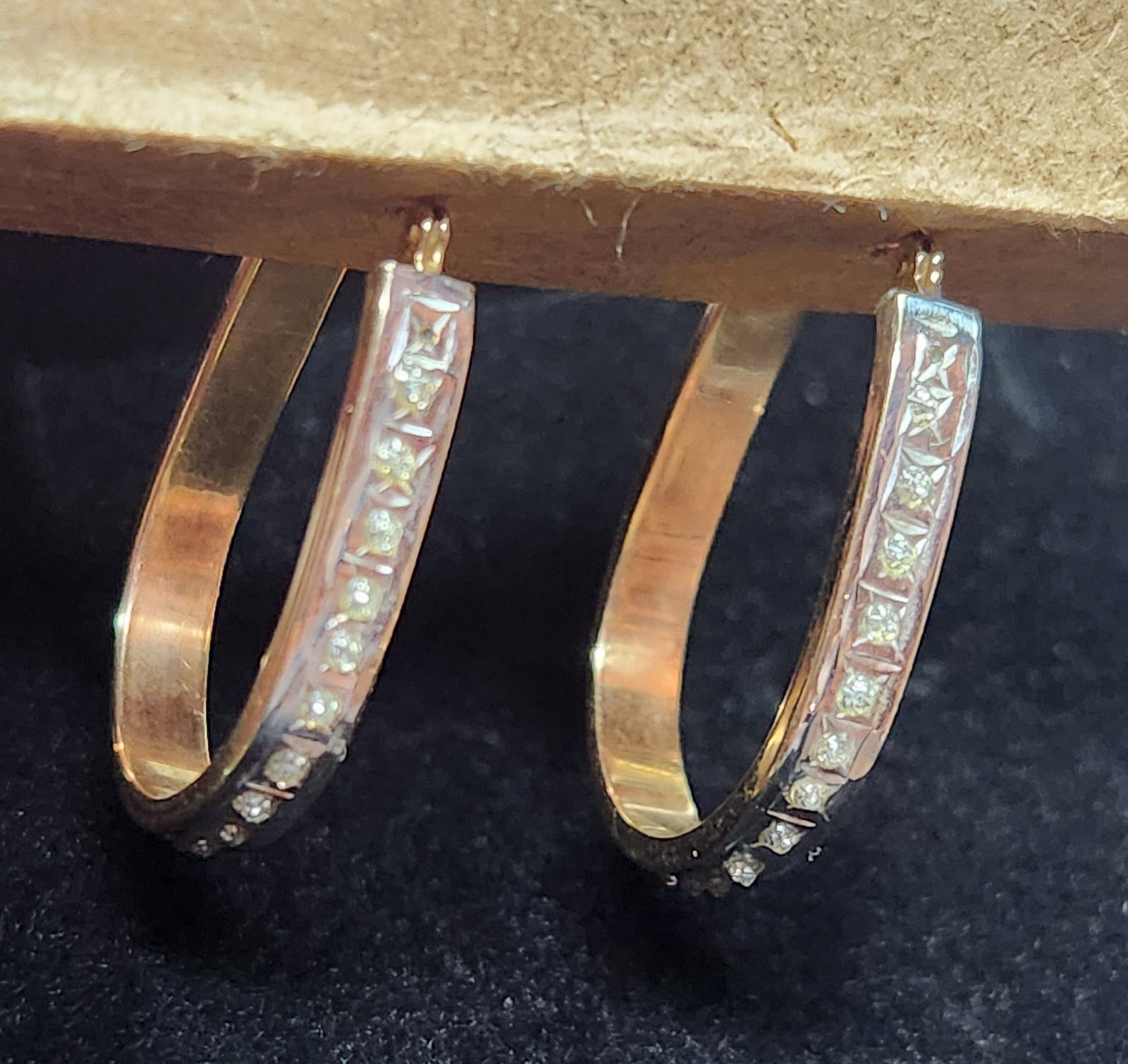 10 KT GOLD 1 In Hoop Earrings Tiny Diamond Accents 1.37 Grams #359