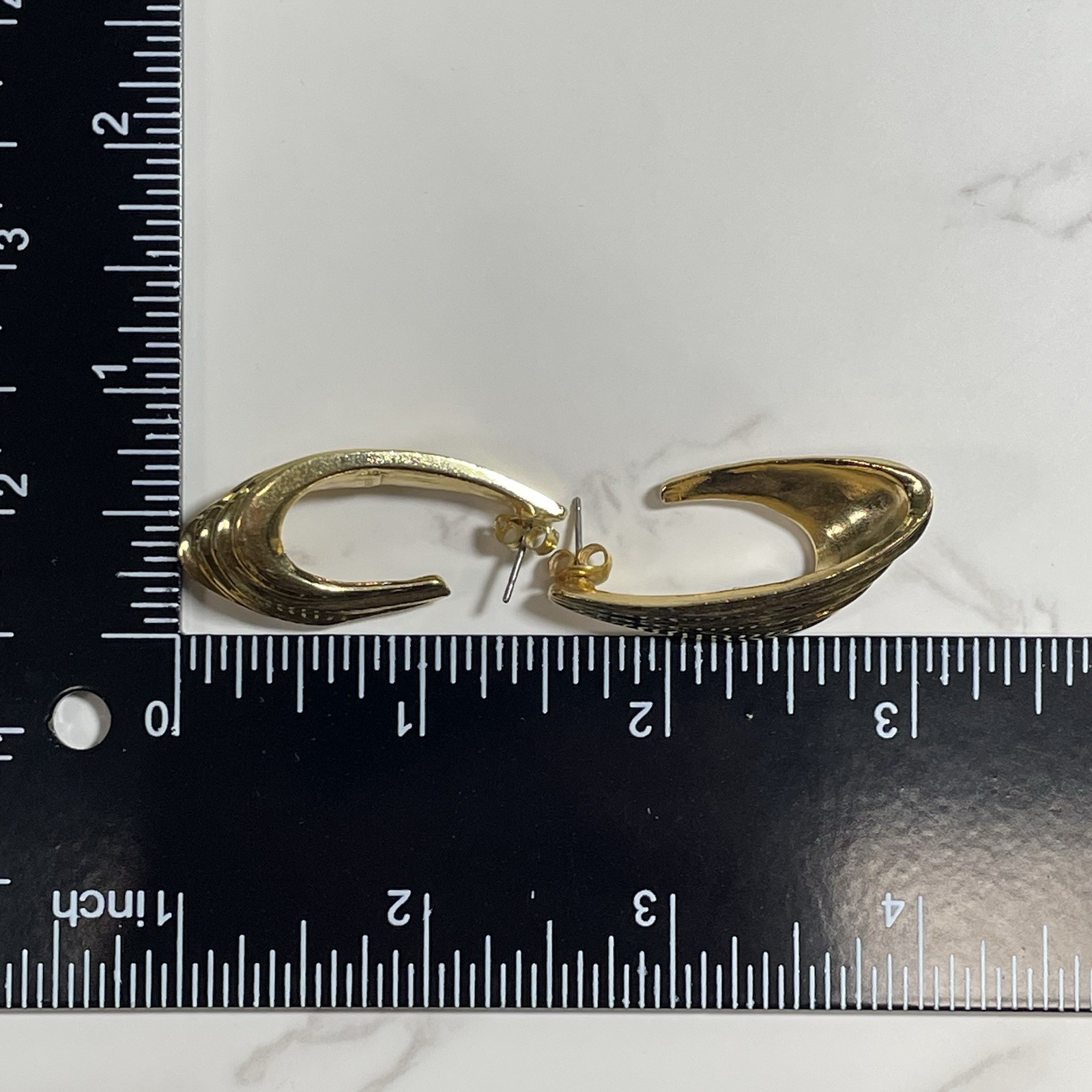 Vintage Trifari Gold Tone Ribbon Twist Hoop Earrings Modernist Signed Chunky 2”
