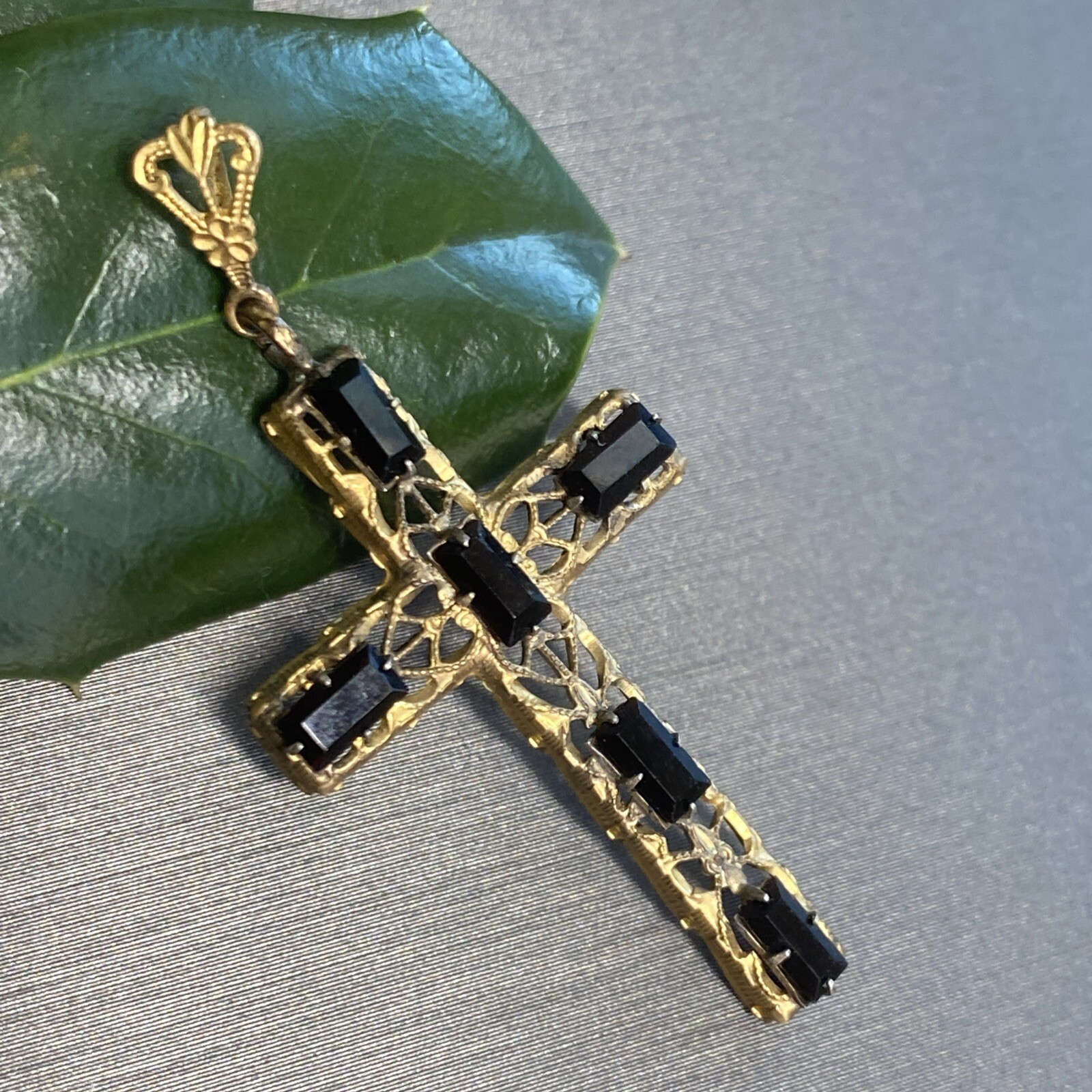 Vintage Filigree Cross Pendant Estate Jewelry Pre-owned Art Glass Die Struck