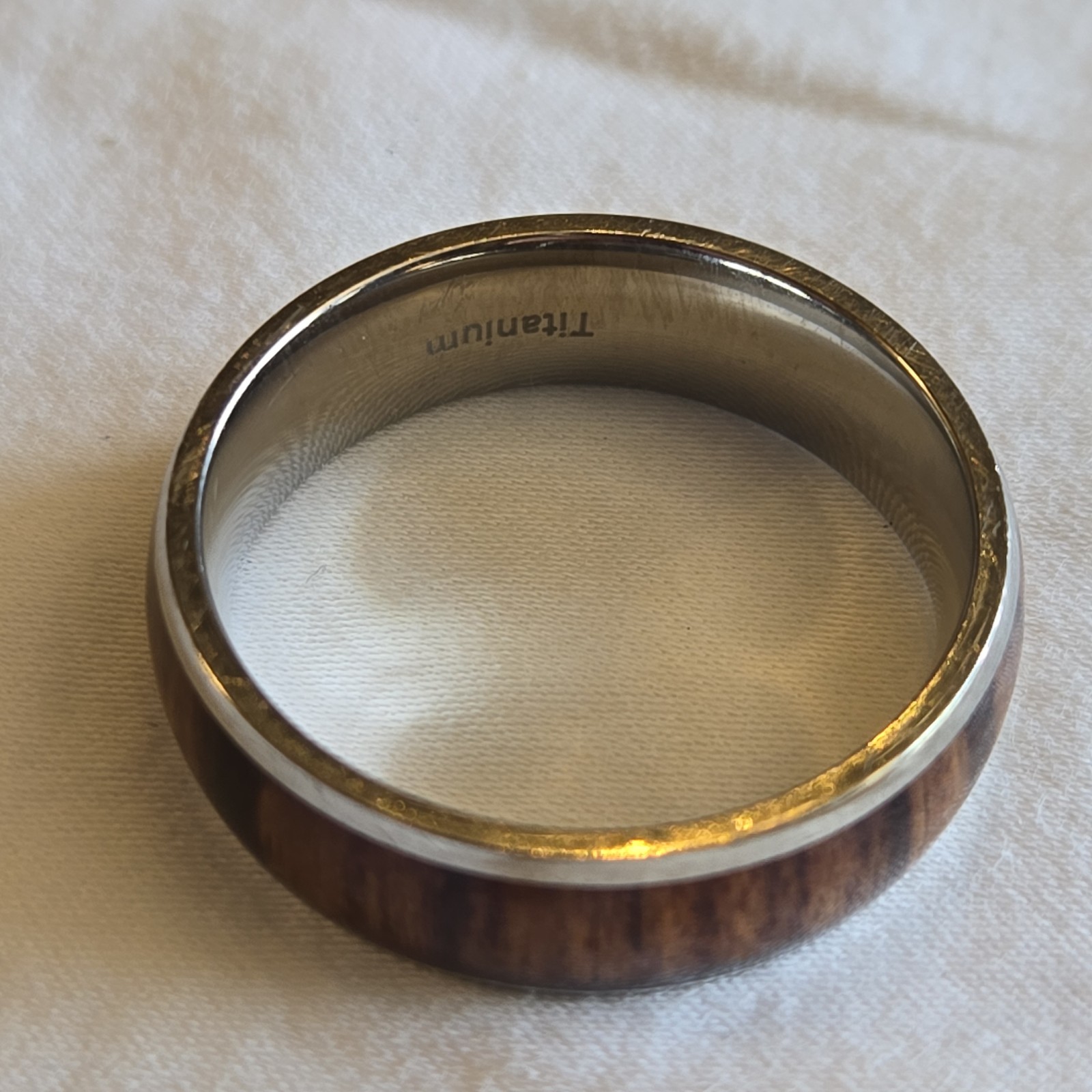 Mens Titanium & Wood Grain Design Ring Lightweight Sz 14.5