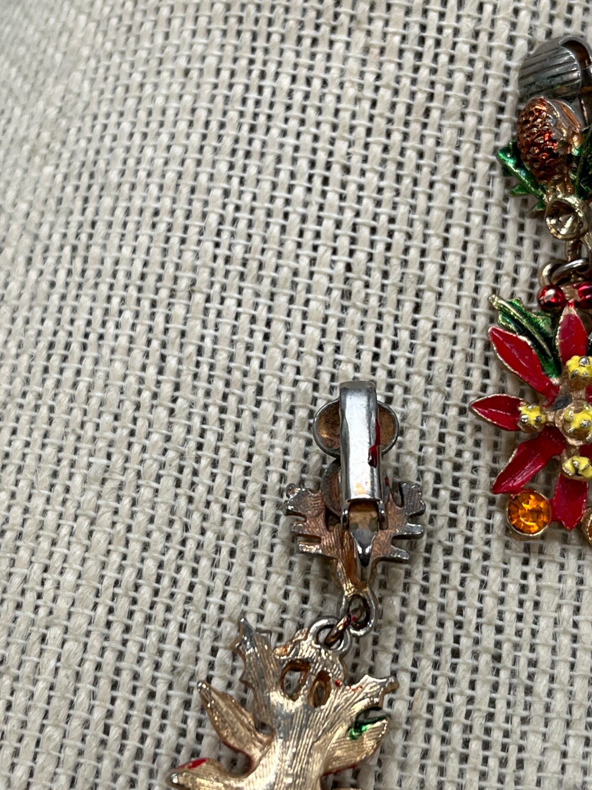 Vtg Christmas Metal and Enamel poinsettia Dangling Clip-on Earrings 1.5″ wbk