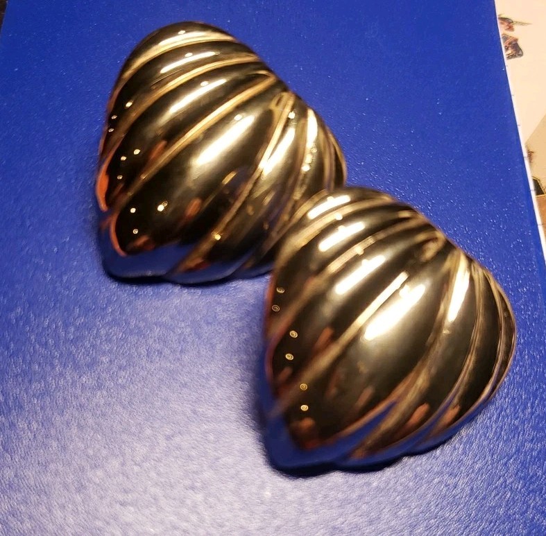 Gold-tone Hollow Stud Pierced Earrings Light Weight Leaf/heart Shape 1.25″x1.25″