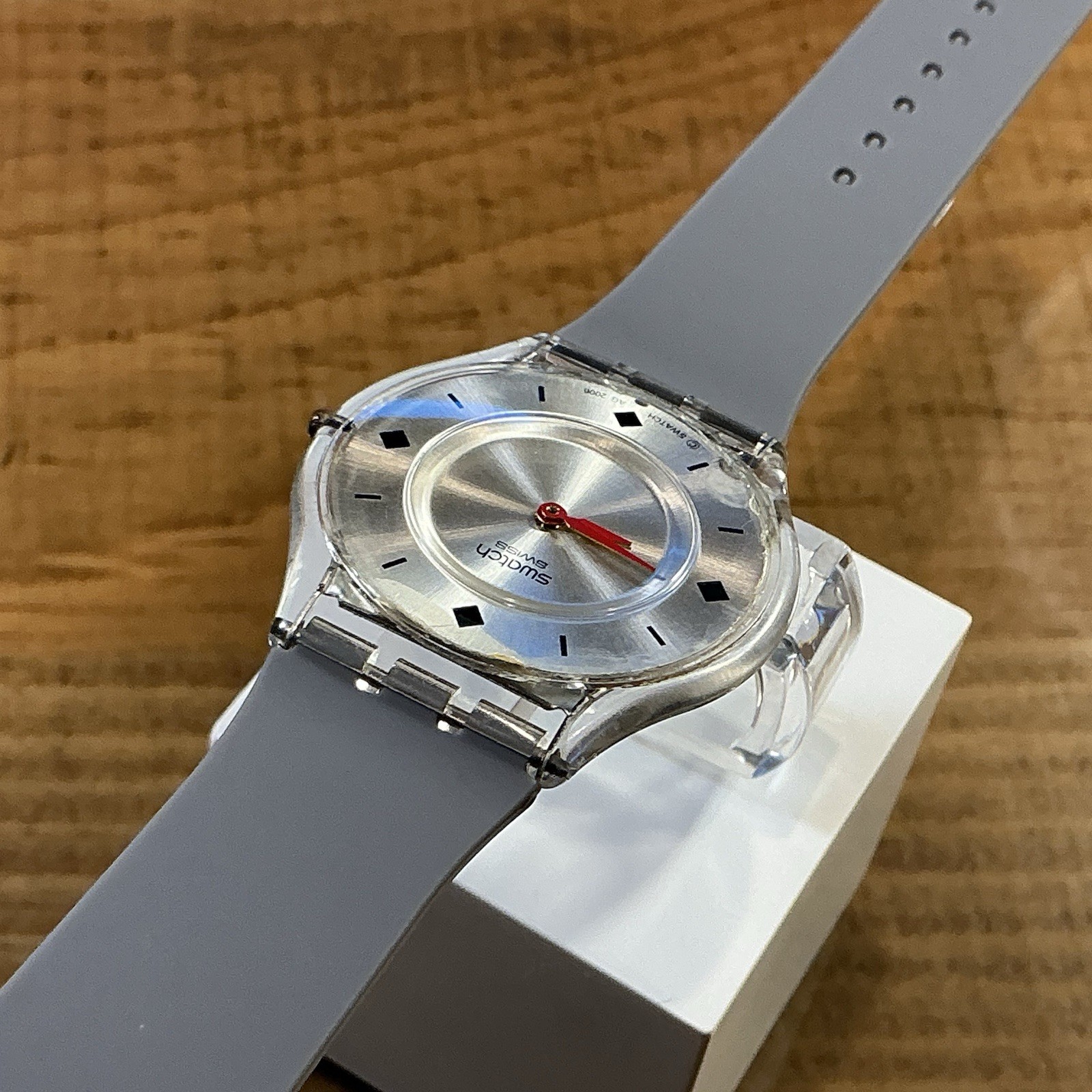 SKIN – ULTRA THIN – SILVER DIAL / RED HANDS – 34mm