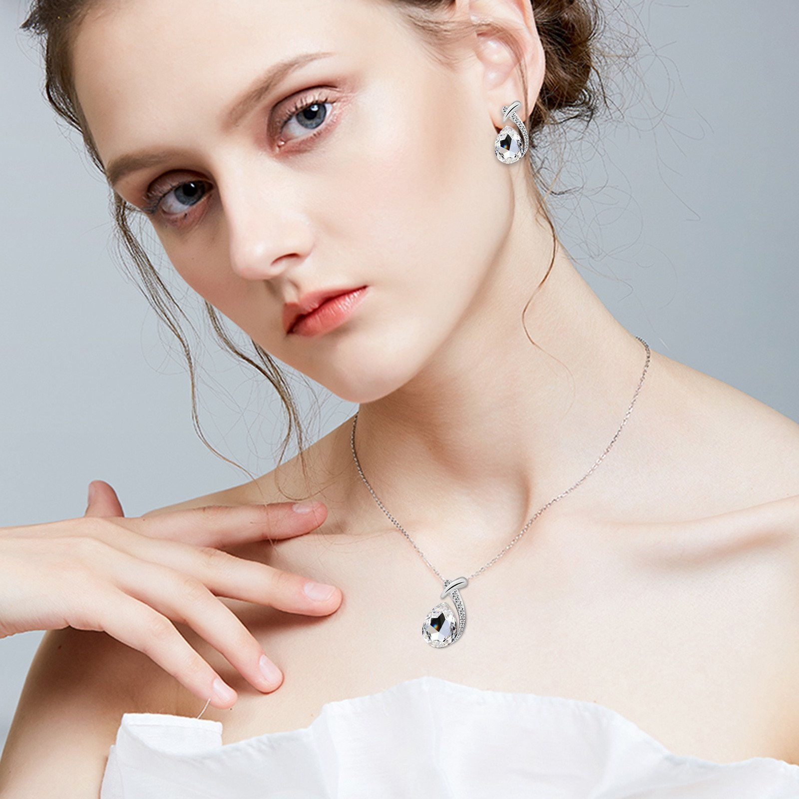 TEARDROP CLEAR CRYSTAL NECKLACE AND EARRINGS SET. FREE GIFT BOX INCLUDED