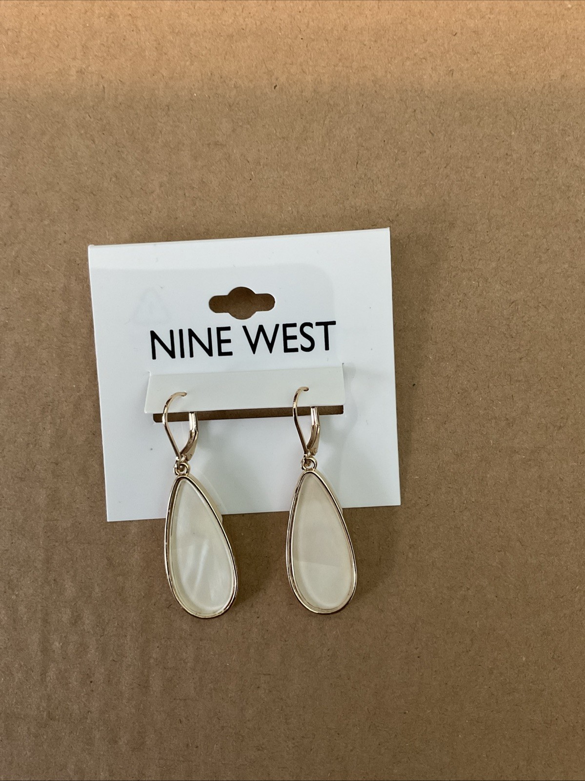 NEW NINE WEST GOLD TONE TEARDROP DANGLE EARRINGS – LEVERBACK – CREAM STONE