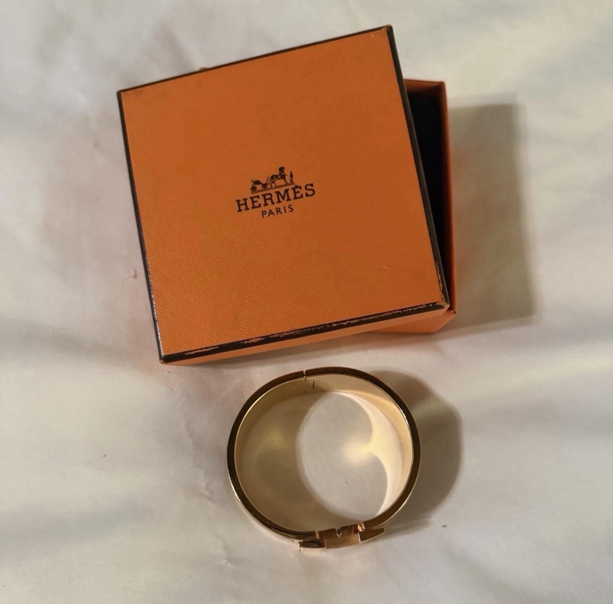 Hermès Clic Clac H Hinged Bangle Bracelet Yellow Gold Plated / Marron Glacé