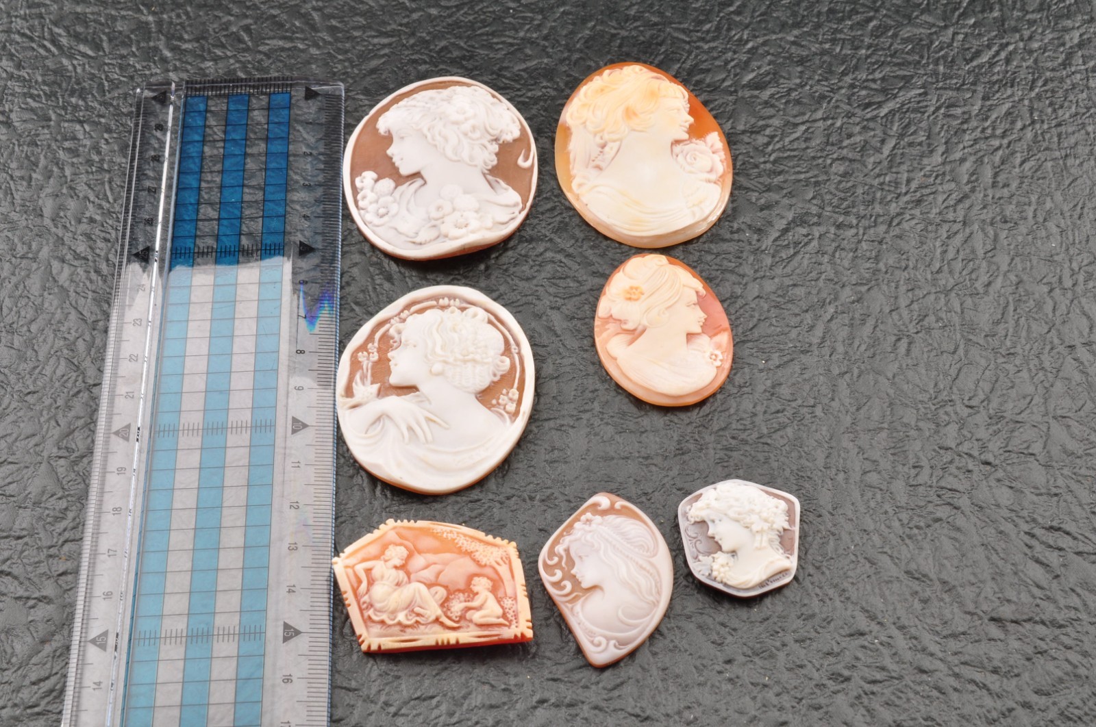7 items , vintage shell cameo White and brown color (Total 228.0ct) with case.