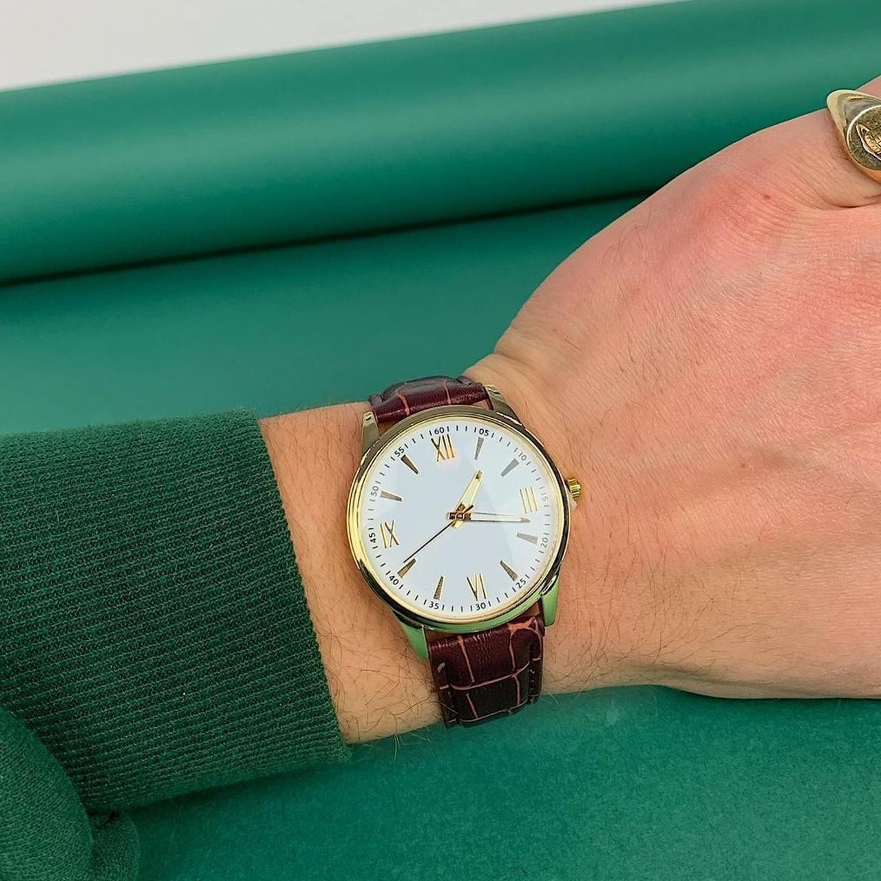 Minimalistic essential vintage style gold and leather style band watch. 9 inches