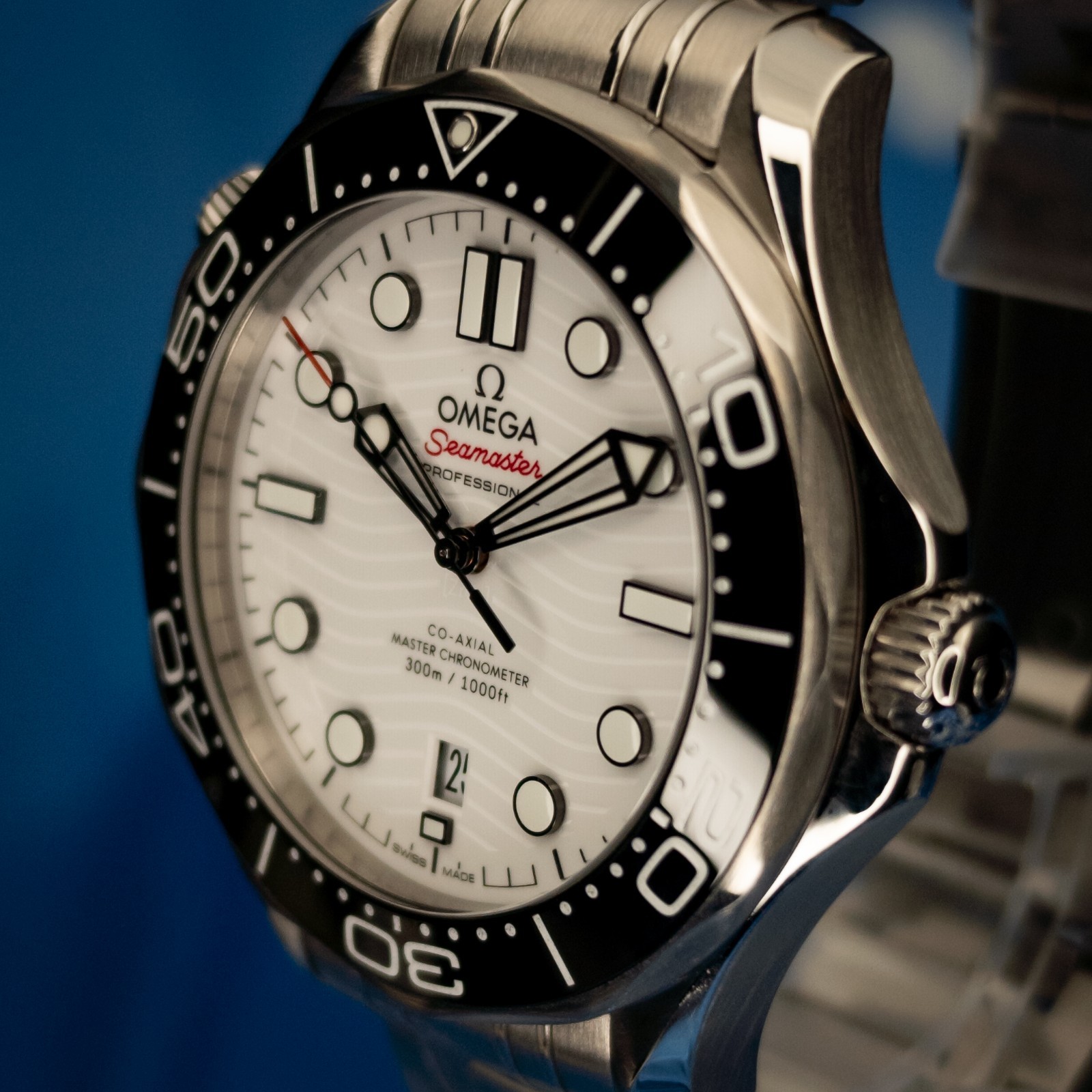 2025 Omega Seamaster Diver 300M 42mm White Wave 210.30.42.20.04.001 Box & Papers