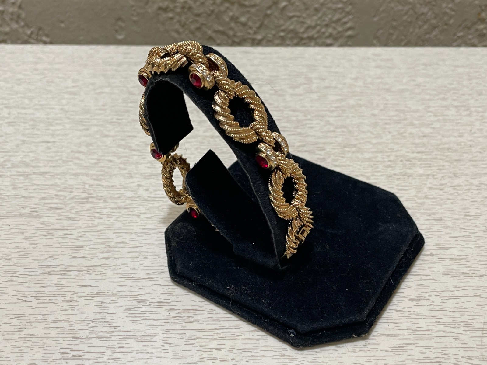 JACKIE KENNEDY HEAVILY TEXTURED RINGS WITH CLEAR AND RED RONDEL ENDCAPS BRACELET
