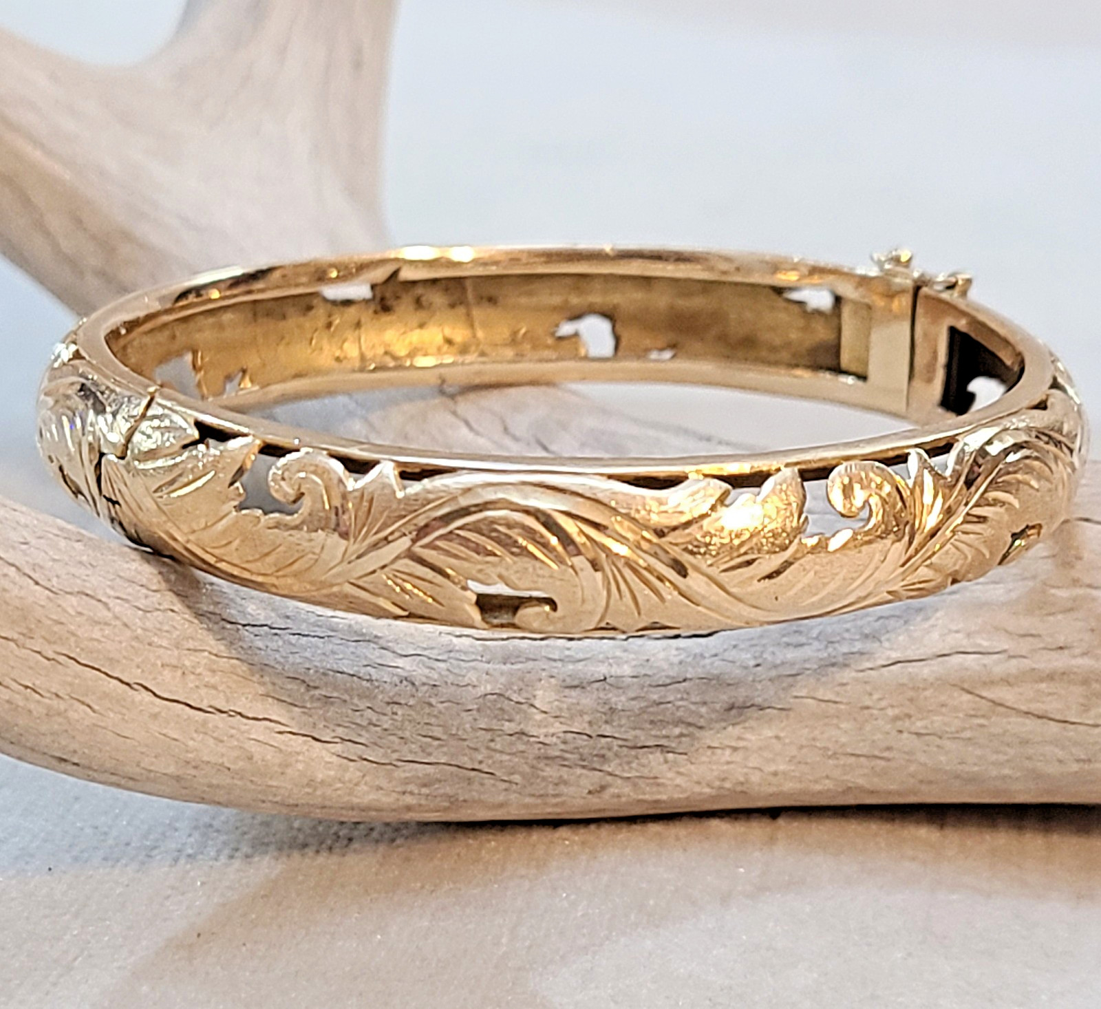 21K Yellow Gold Hinged Bangle Bracelet 25.2 grams Cutout Leaf Design Sz 6″ Small
