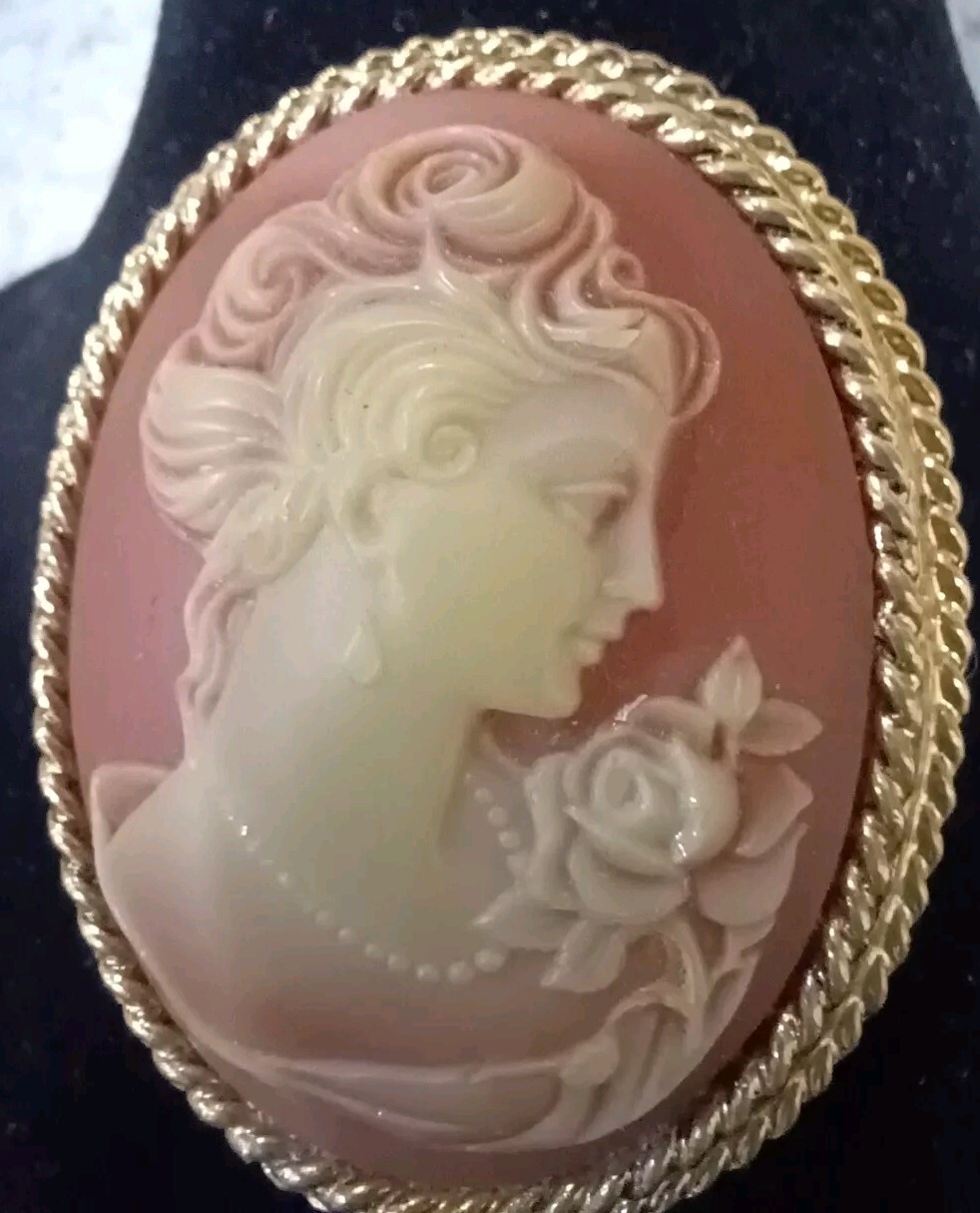 Vintage 1960’s Estee Lauder CAMEO Nice Brooch!