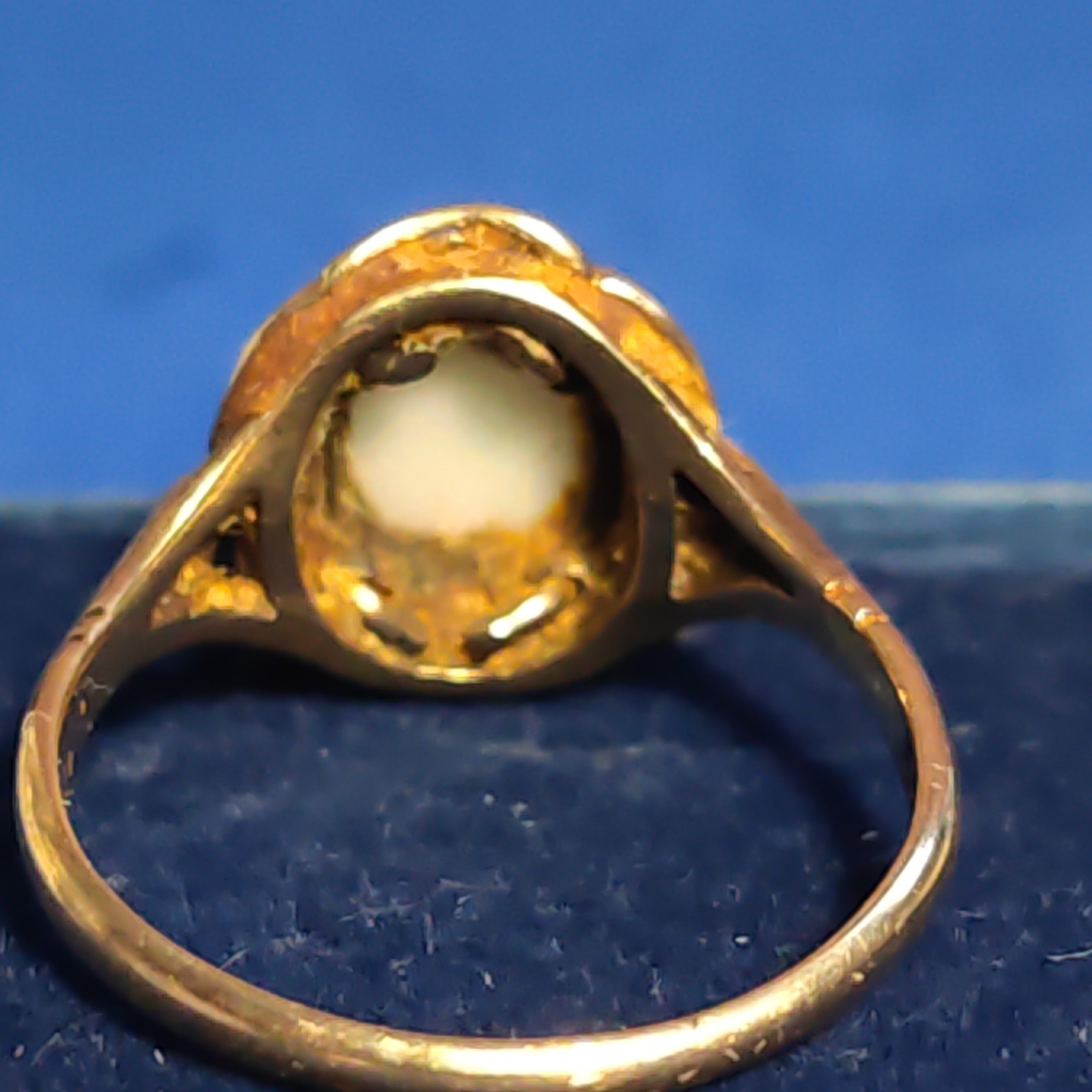 9ct Gold 375 Ring with Opal size N1/2 2.72g