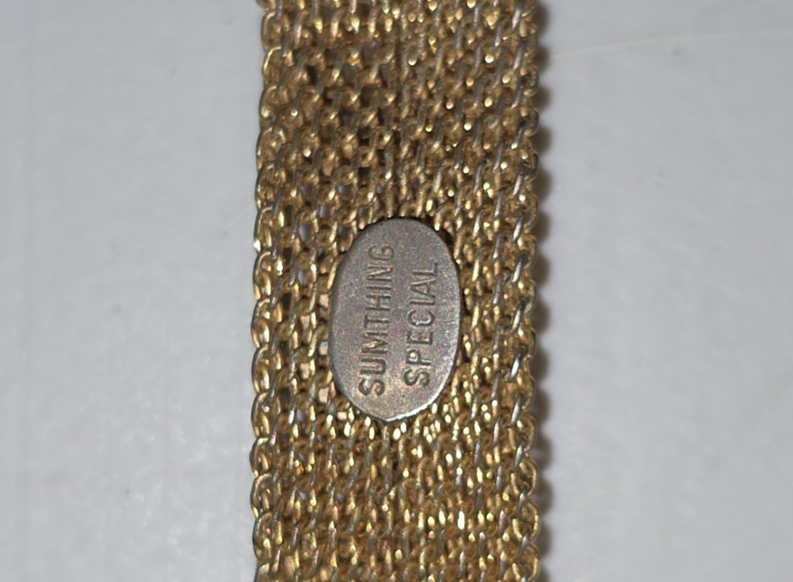 Vintage Sumthing Special Gold Tone Mesh Belt Bracelet Green Cabochons 8″